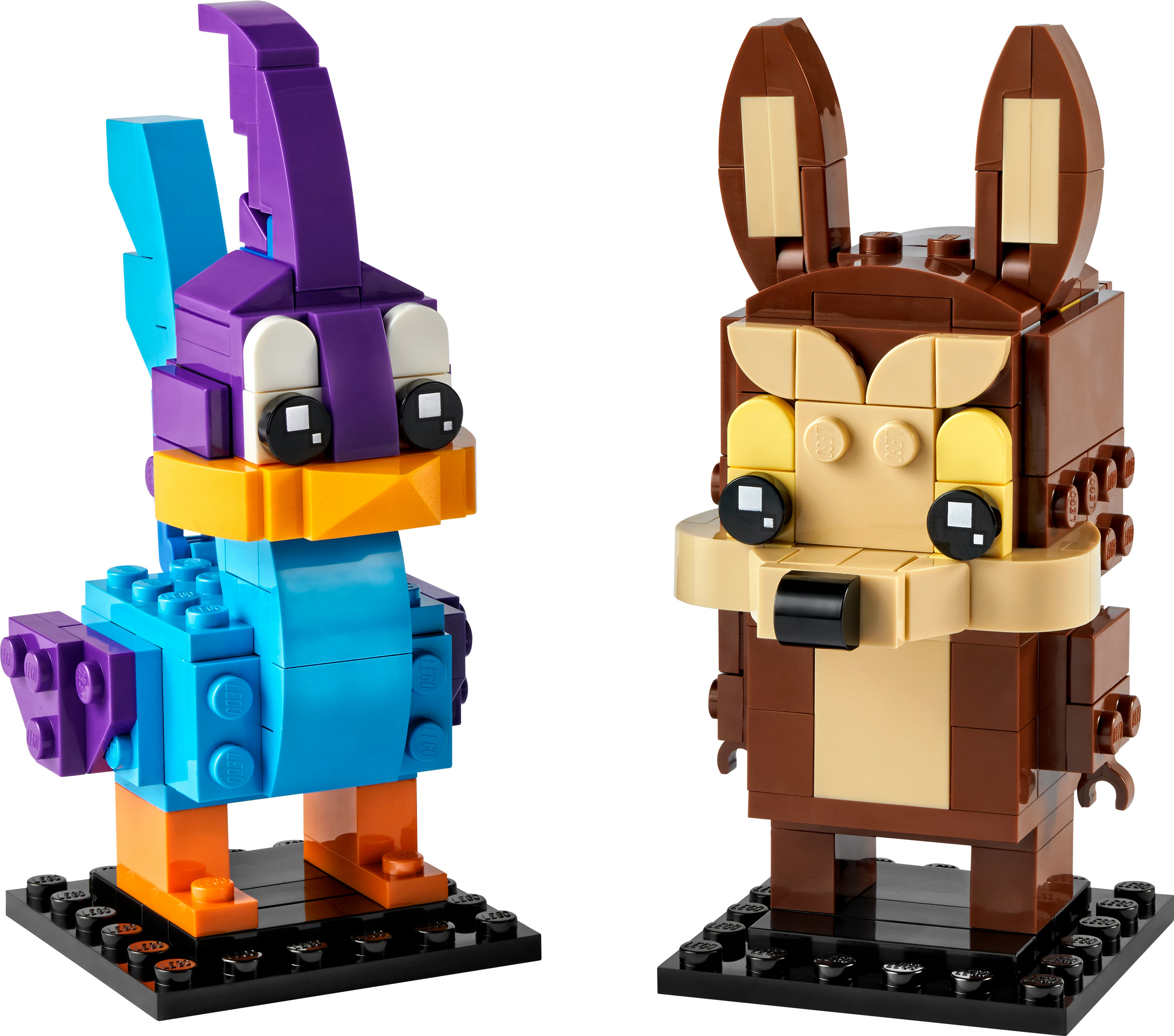 Siyah tabanlar üzerinde çizgi film karakterleri Road Runner ve Wile E. Coyote'nin Lego figürleri.