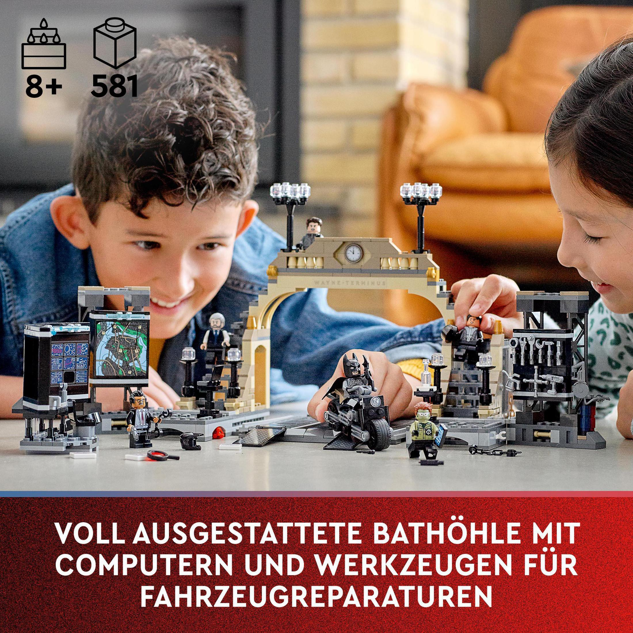 Due bambini giocano con un set LEGO Batman. Una grotta e personaggi sono visibili.