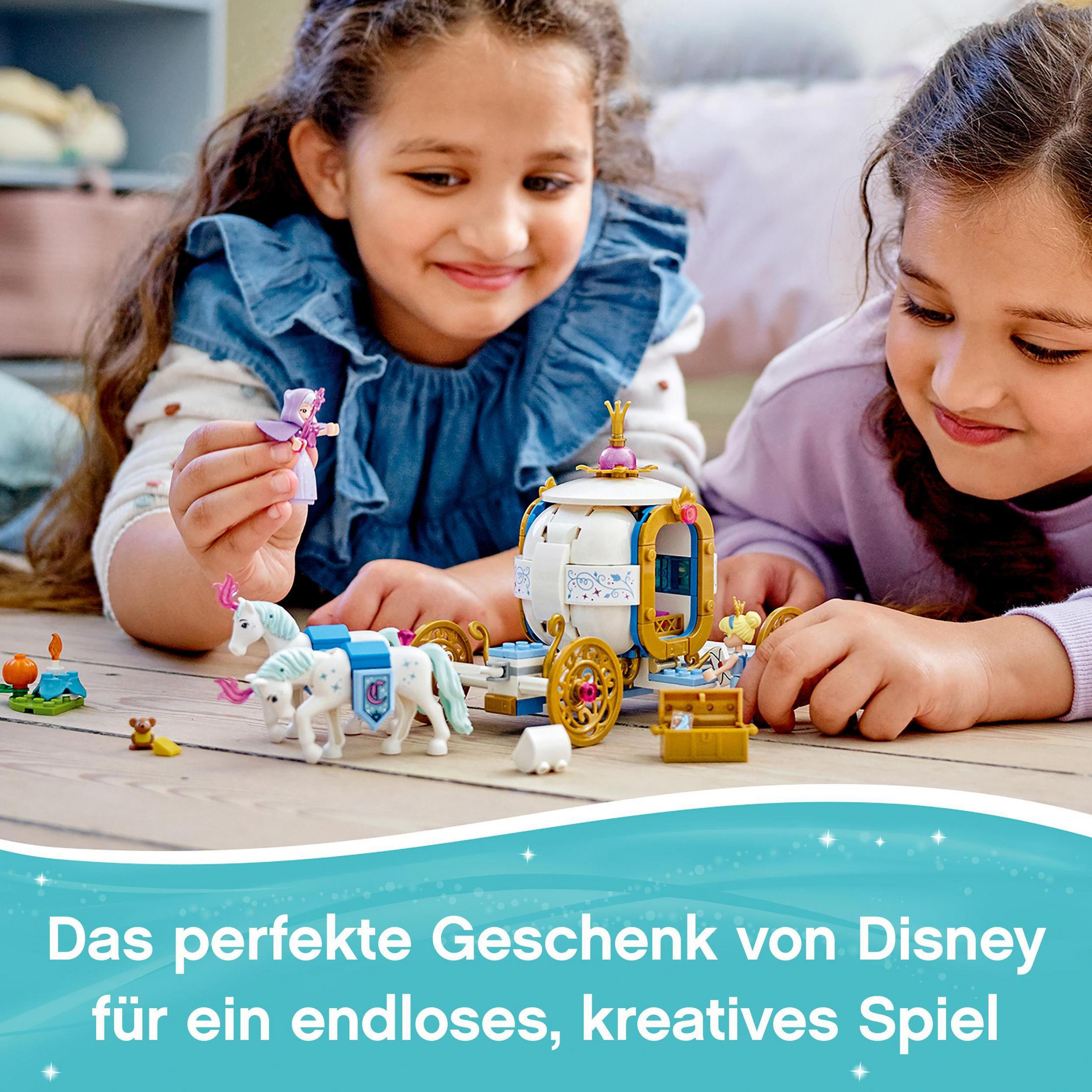 İki kız, tek boynuzlu atlar, figürler ve bir balkabağı dahil olmak üzere bir Disney arabası Lego setiyle oynuyor.