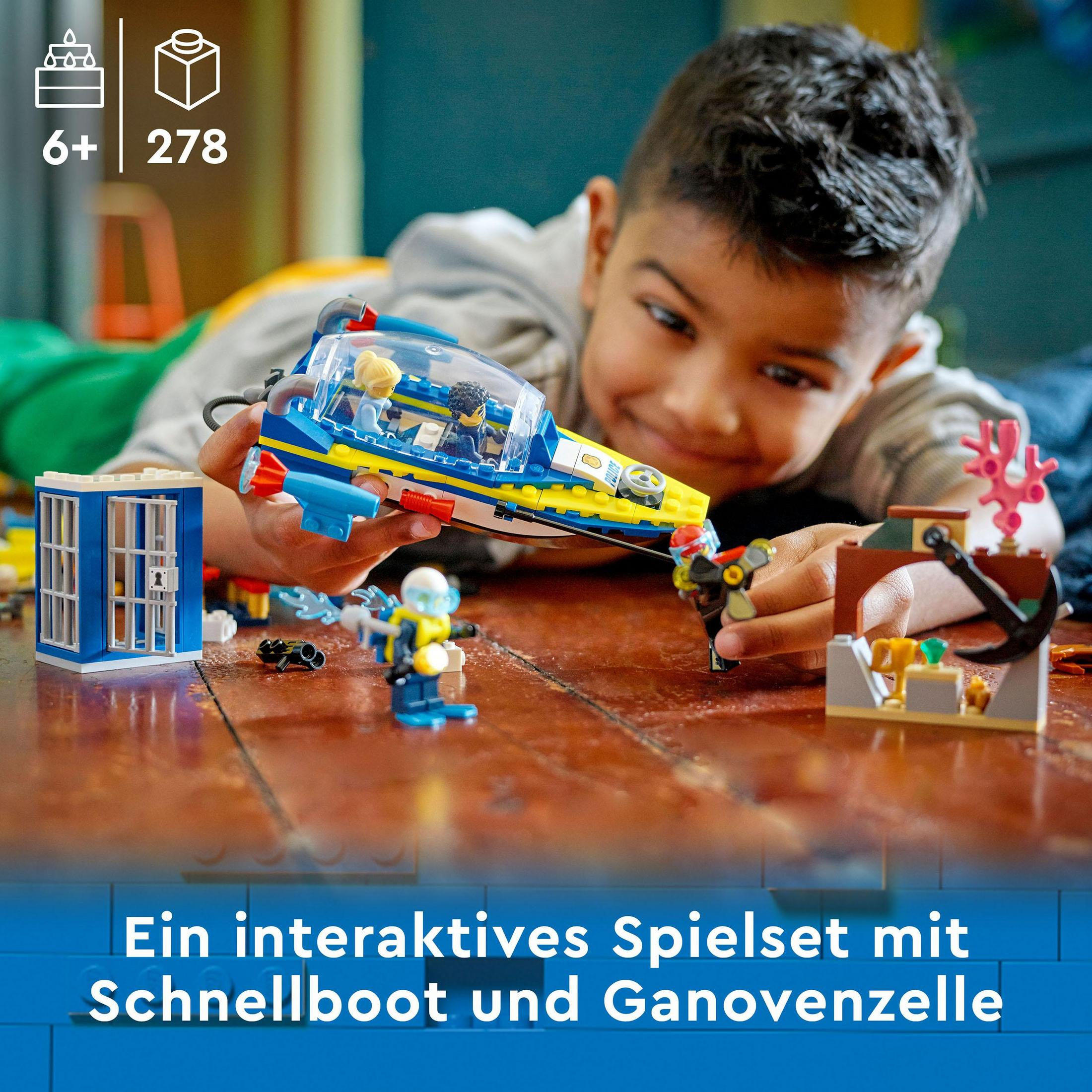 Un enfant joue avec Lego, un bateau bleu et une scène de prison au premier plan.
