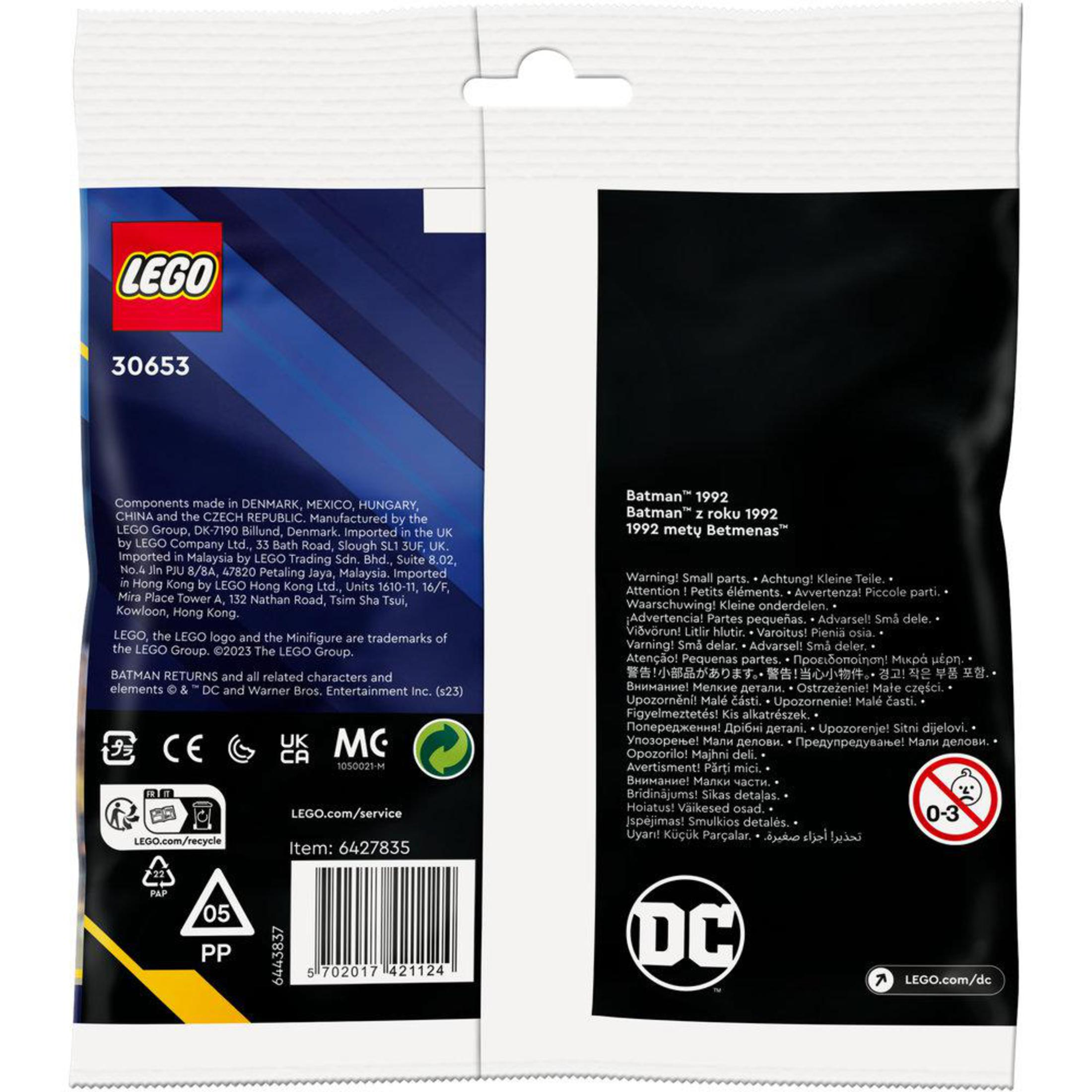 Lego Batman Kleinteilebeutel mit Warnhinweisen und dem DC-Logo. Der Beutel ist weiß mit Text.