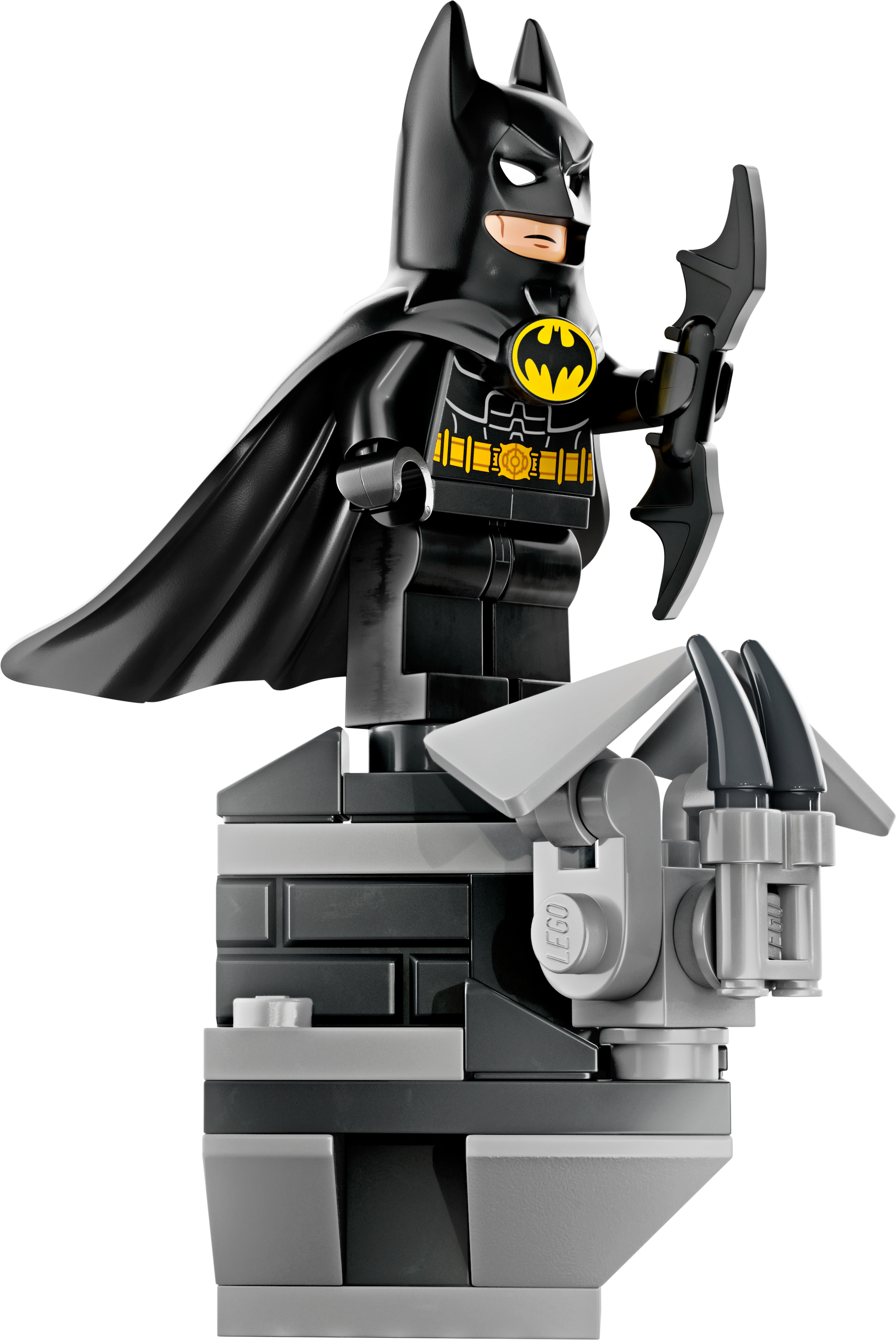 Eine Lego-Batman-Figur steht auf einer Lego-Struktur. Er hält einen Batarang. Der Hintergrund ist weiß.