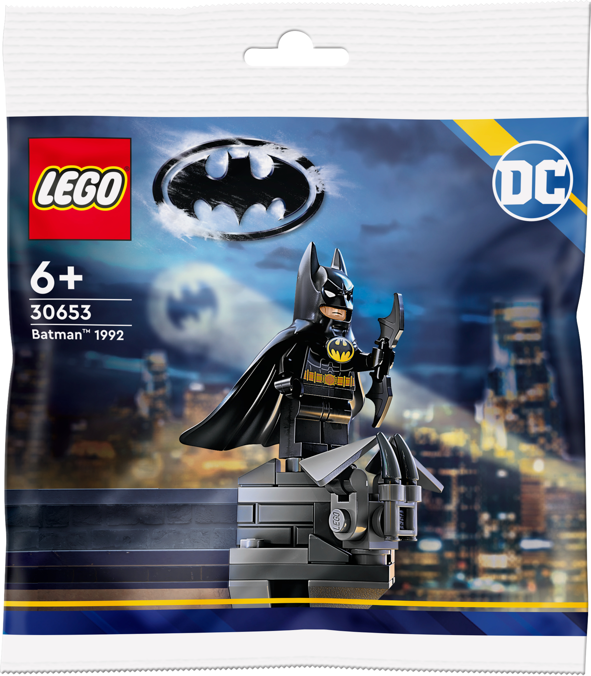 Eine LEGO Batman-Minifigur in einer Tüte, mit Batman-Logo und Stadtkulisse.