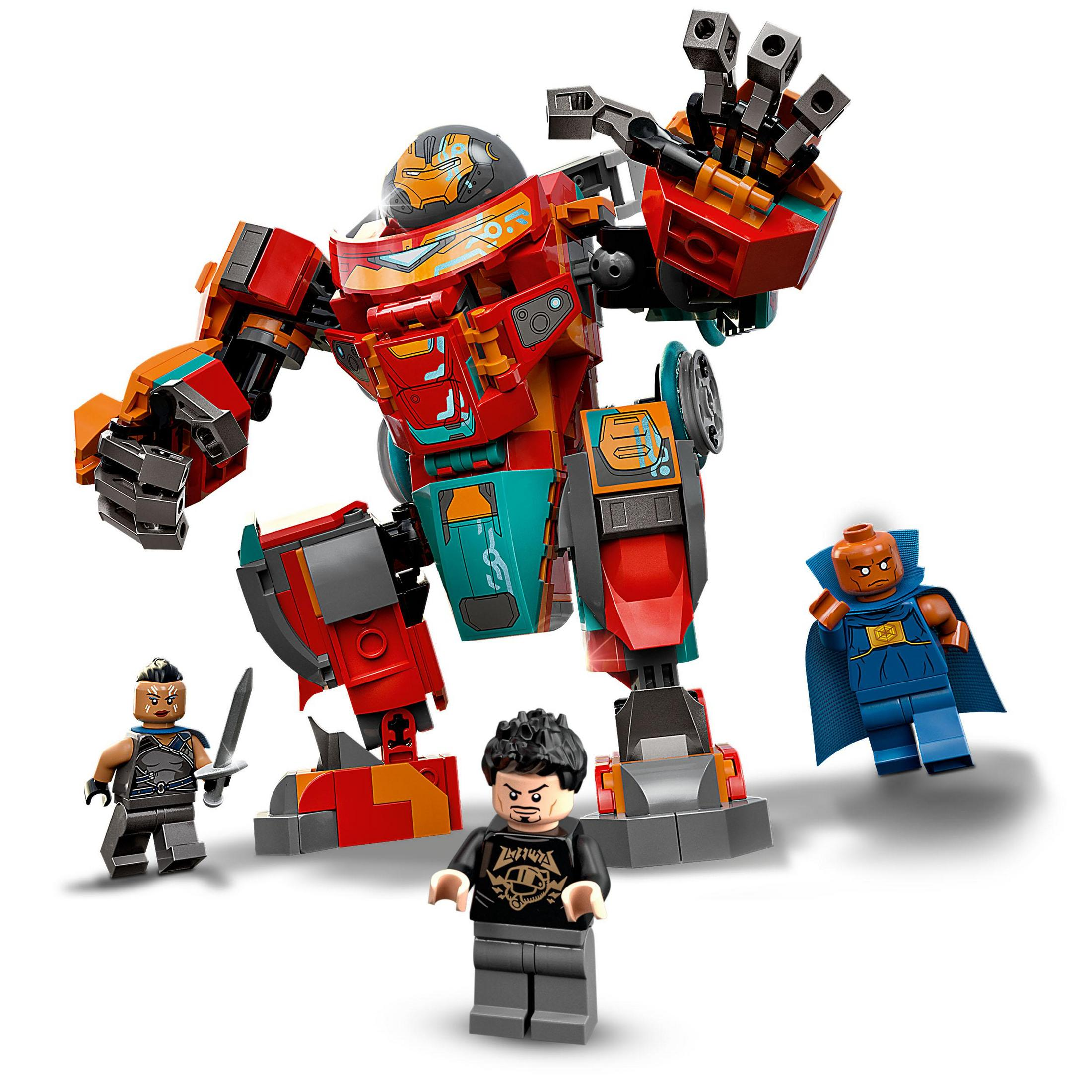 Lego-Set mit großem roten Roboter, drei Lego-Figuren. Weißer Hintergrund.