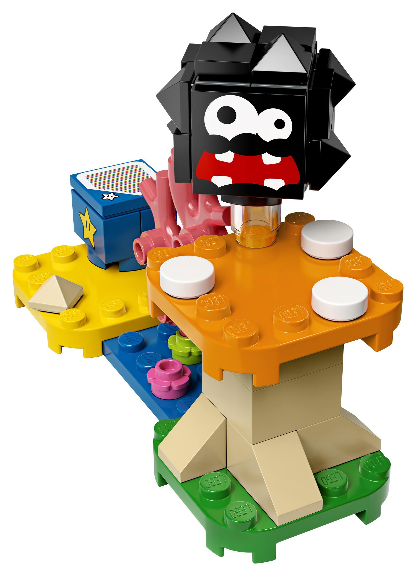 LEGO Super Mario Set mit schwarzem, stacheligem Charakter, einer Plattform und anderen Spielelementen. Bunt.