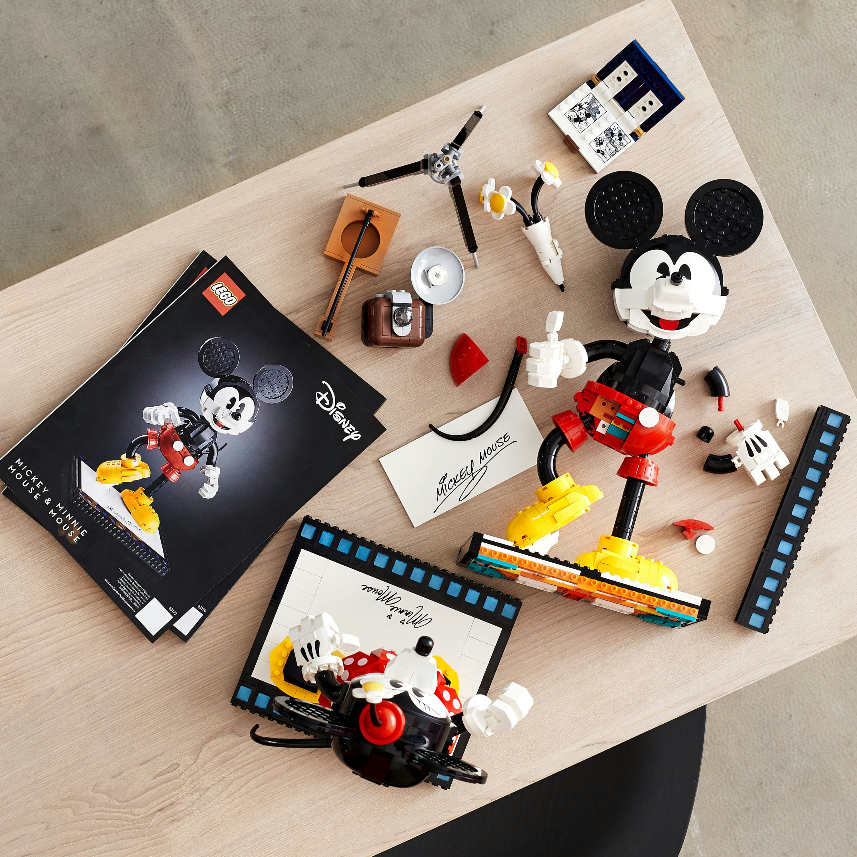 Un set Lego con Topolino e Minni, con accessori correlati.