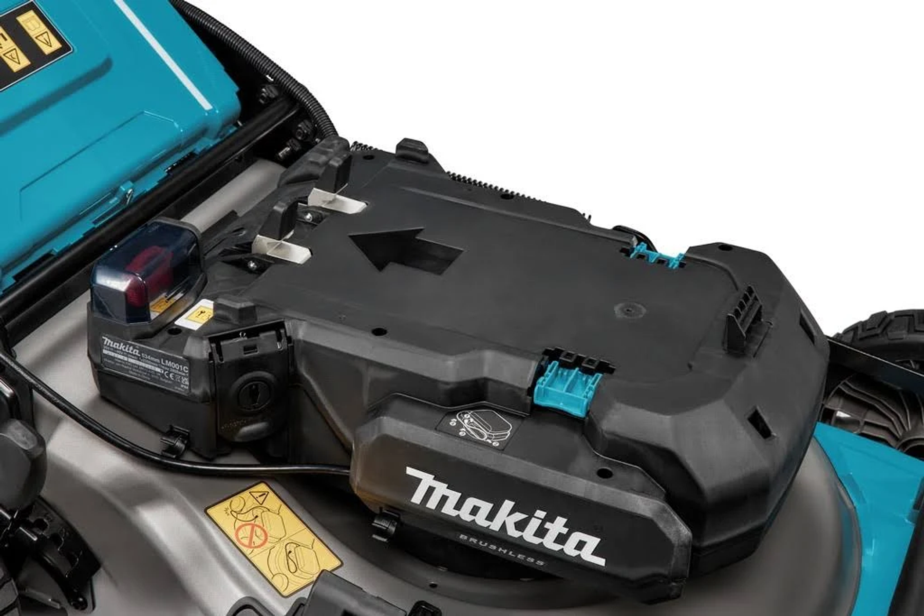 Primer plano del compartimento de la batería de un cortacésped Makita, con una batería negra instalada.