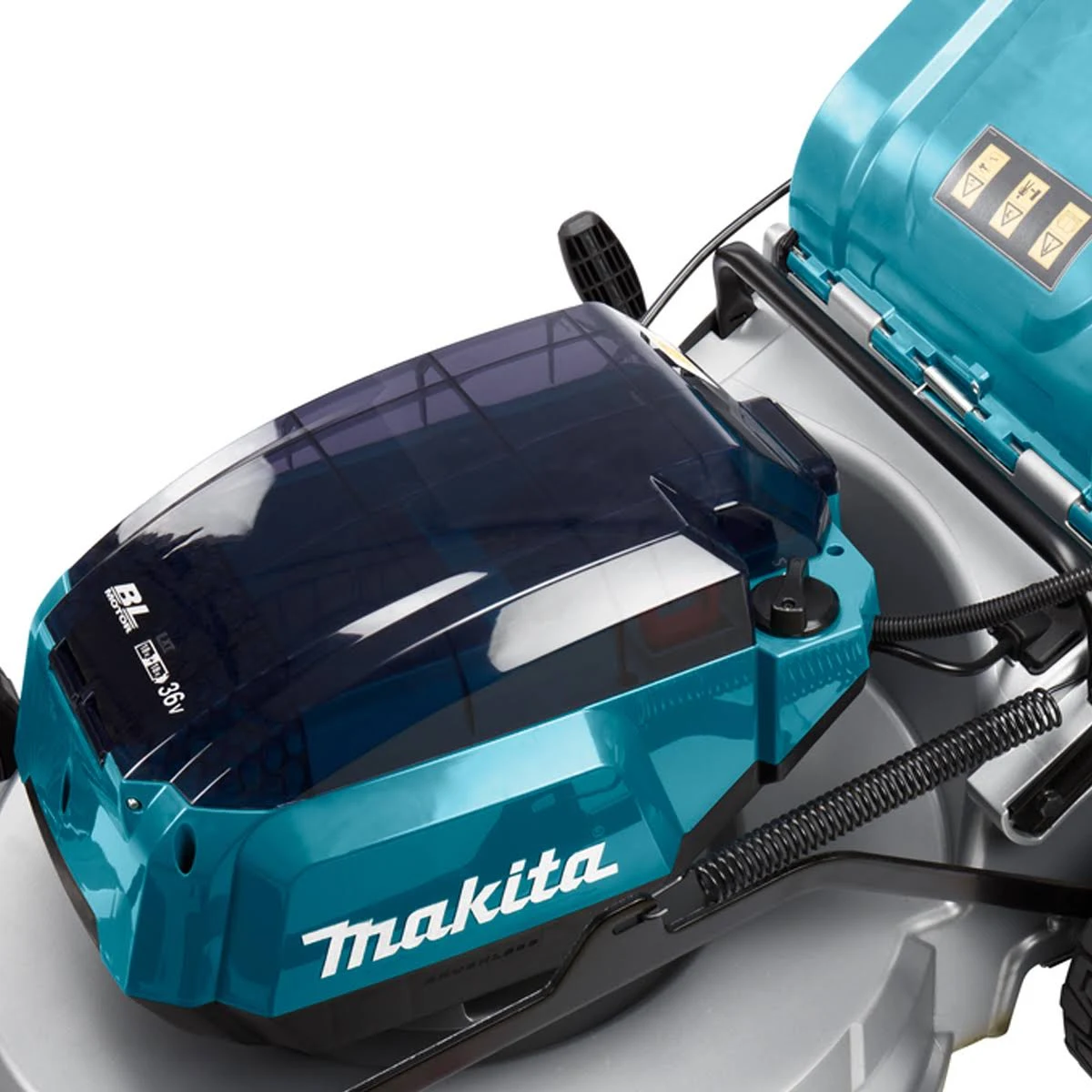 Primer plano de un cortacésped negro y verde azulado con el logotipo de Makita.