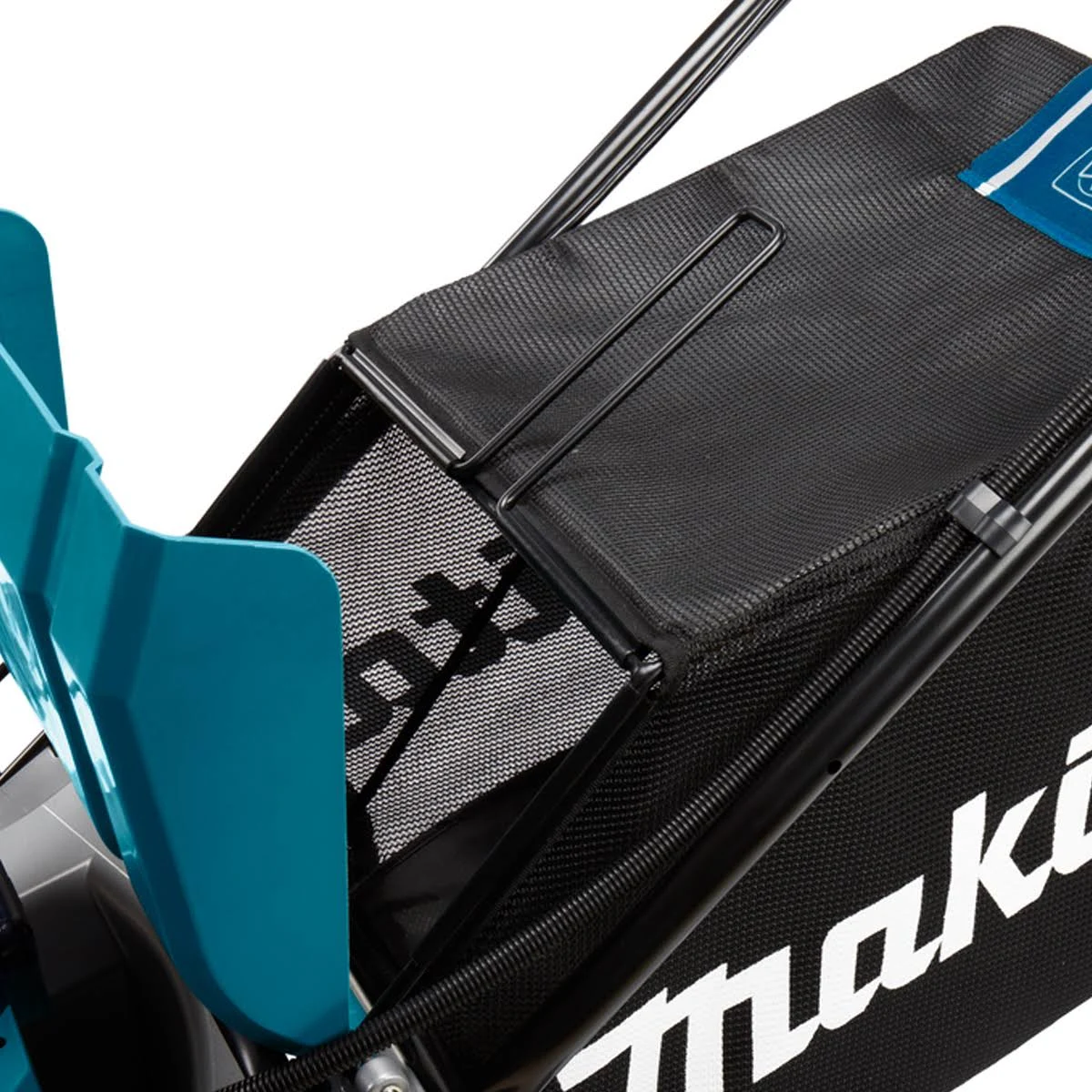Primer plano de una bolsa de cortacésped, malla negra con marco de metal y detalles turquesa.