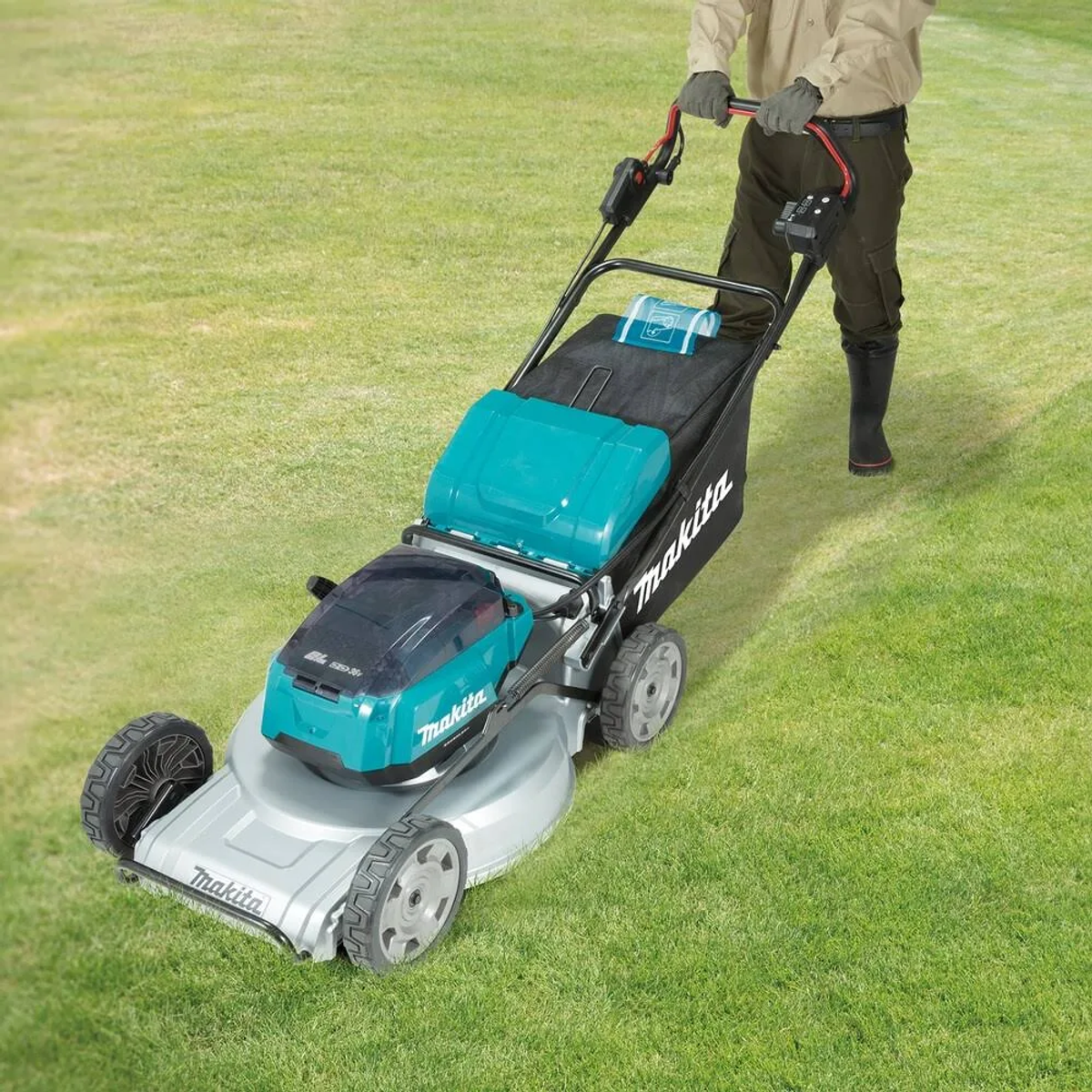 Una persona corta el césped con un cortacésped Makita en un césped verde.