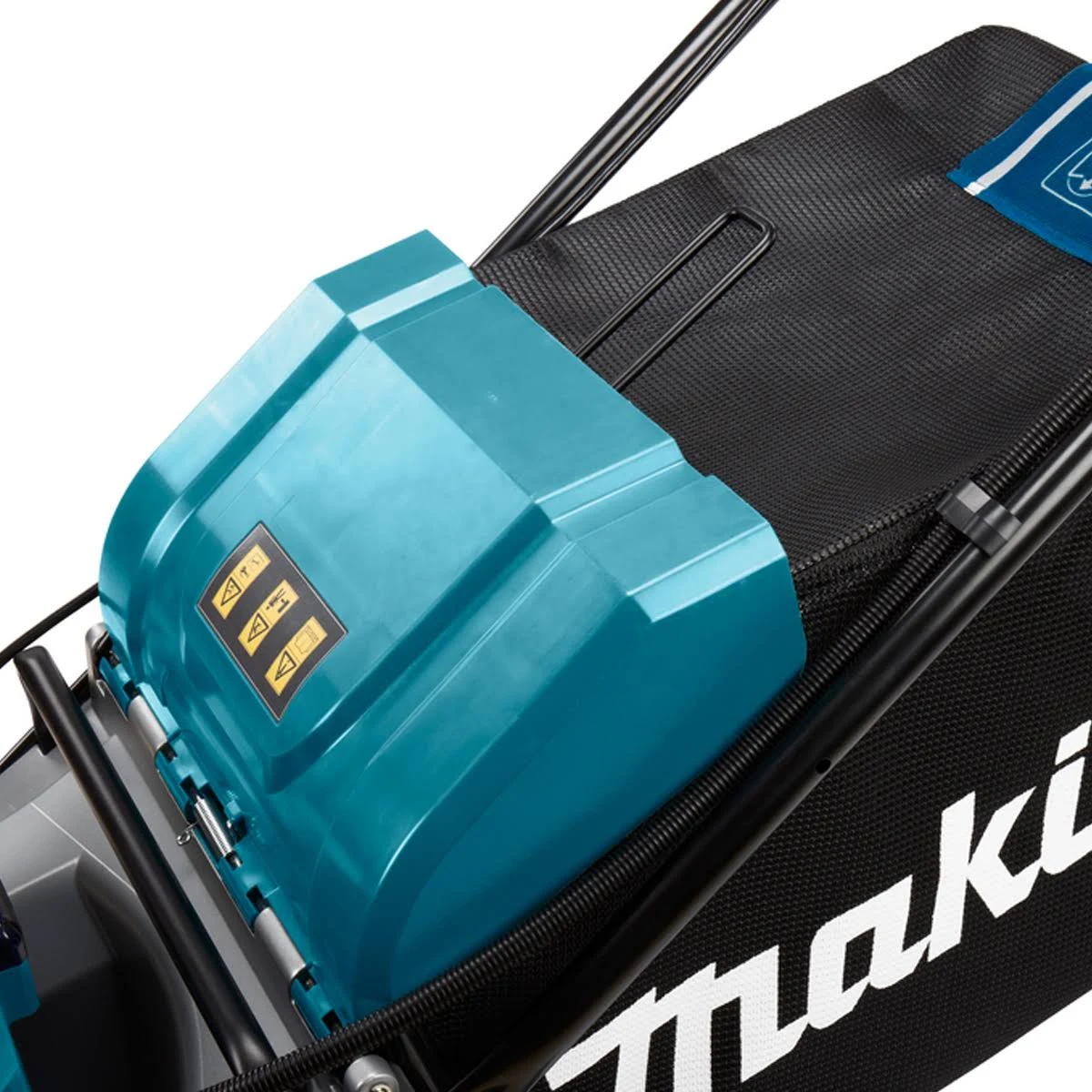 Primer plano de un cortacésped verde azulado con una bolsa negra y el logo de Makita.