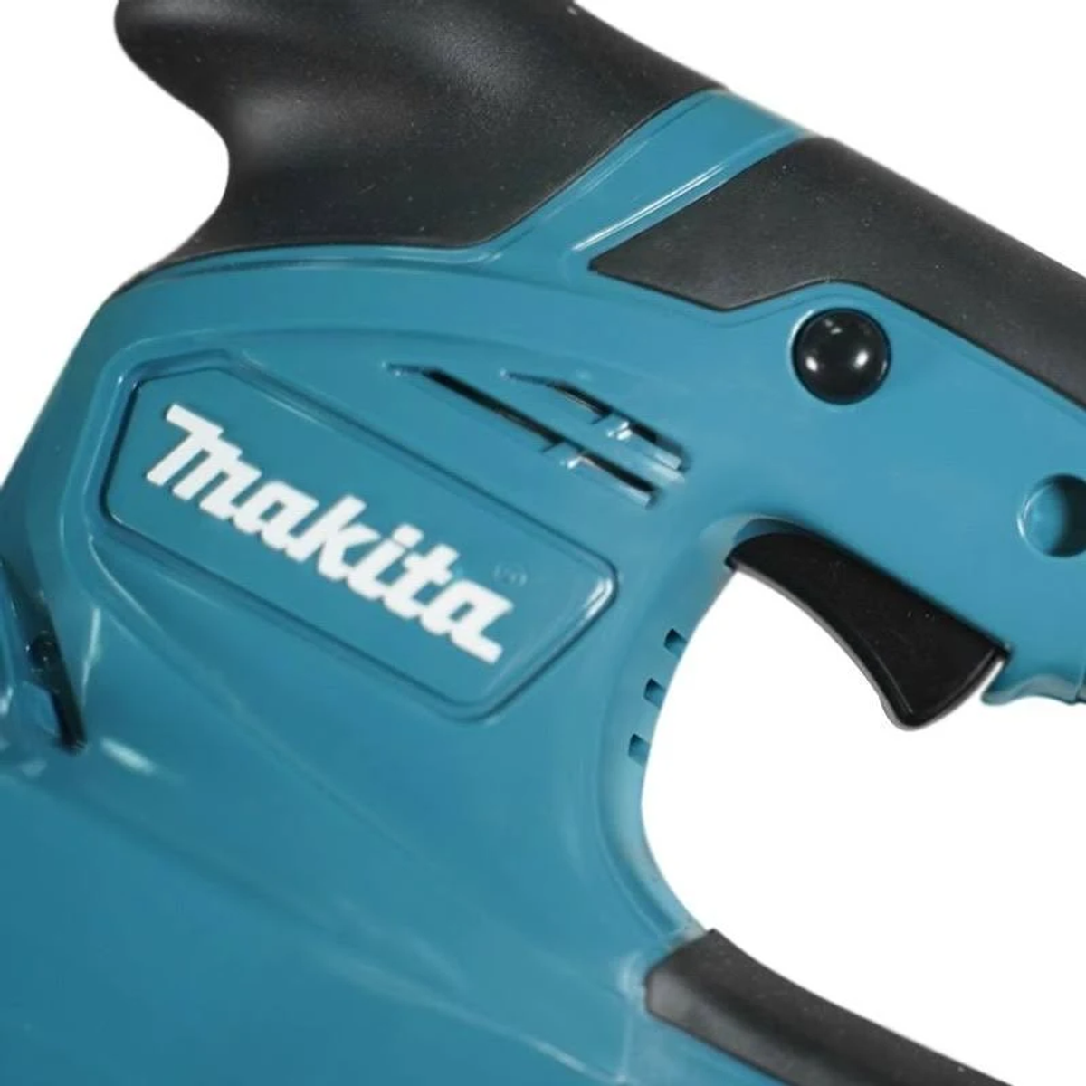 Primer plano de una herramienta eléctrica Makita turquesa y negra. El logo de Makita es visible.