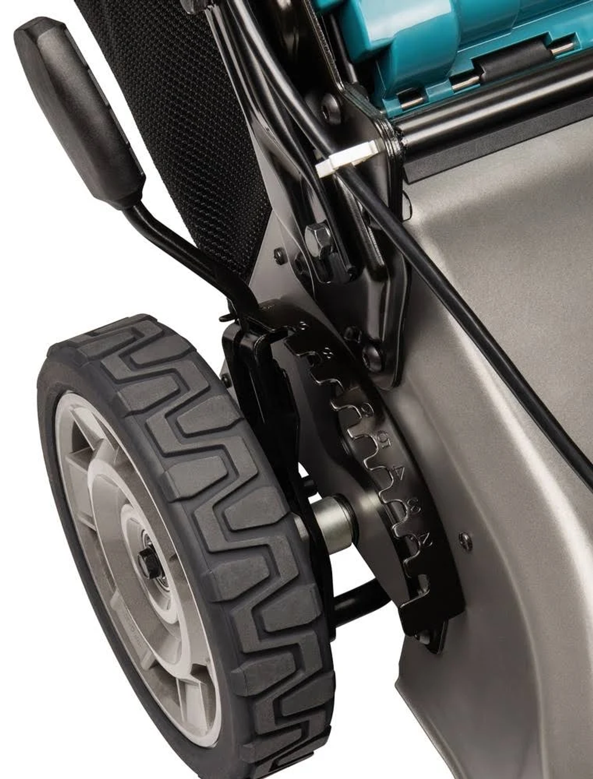 Zbliżenie koła kosiarki Makita, pokazujące oponę i mechanizm.