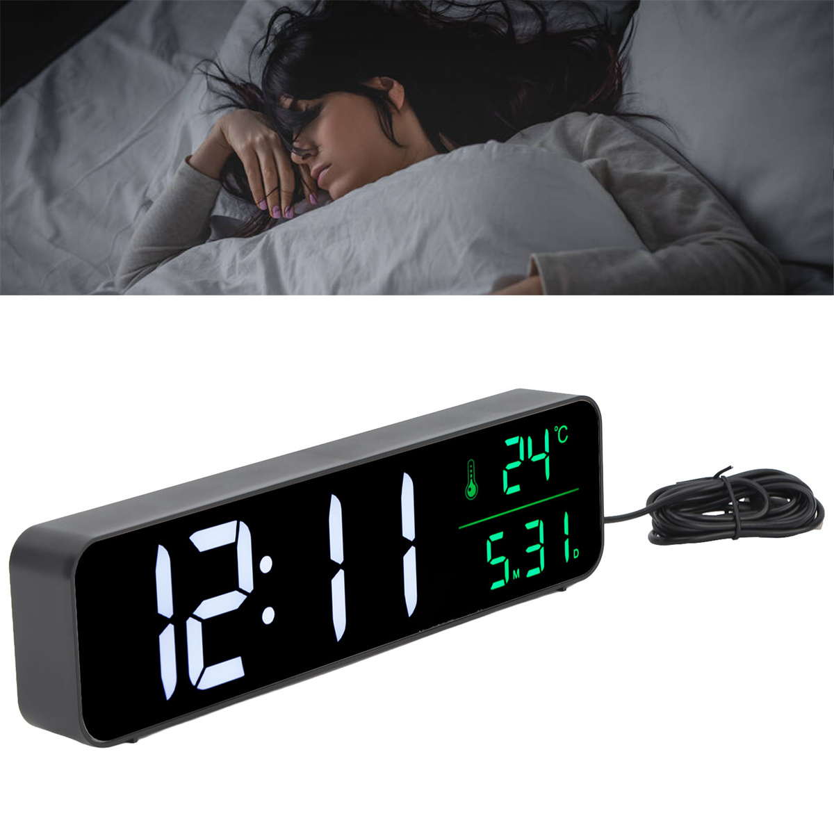 Frau schläft neben einer Digitaluhr. Uhr zeigt 12:11 Uhr und 24°C Temperatur an.