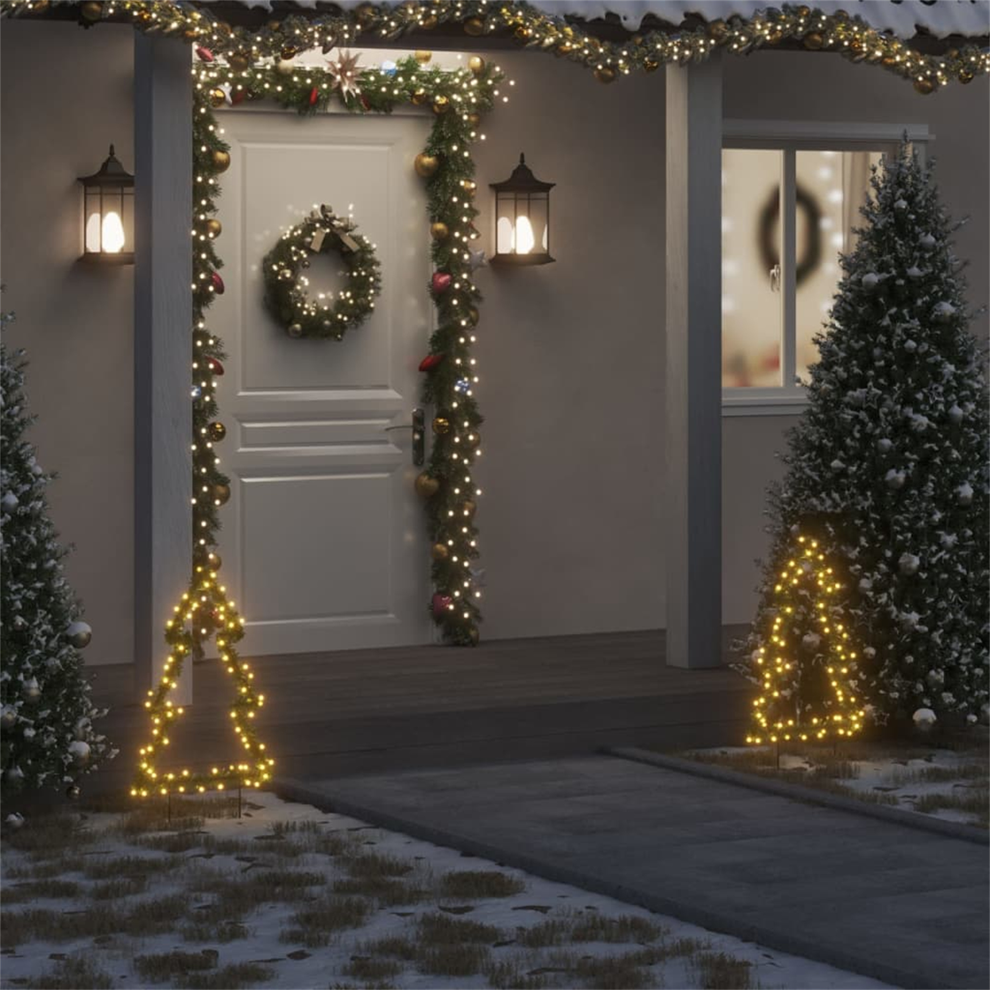 Ein Haus außen mit Weihnachtsbeleuchtung. Ein Kranz und zwei Weihnachtsbäume mit Lichtern dekoriert.
