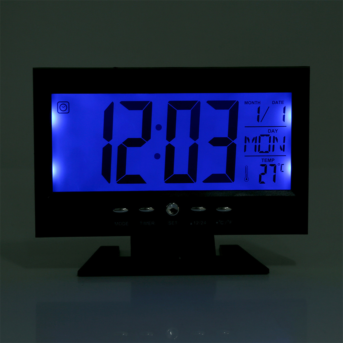 Schwarze Digitaluhr zeigt 12:03, Datum und Temperatur an. Blauer Bildschirm, schwarzer Rahmen. Knöpfe unten. Weißer Hintergrund.