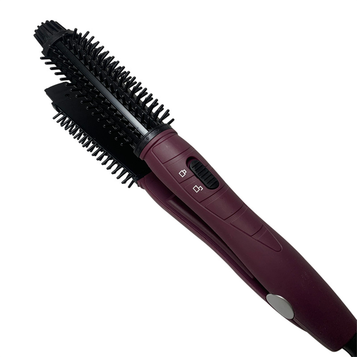 Ein pflaumenfarbenes Haarstyling-Tool mit Bürste und Glätteisen. Weißer Hintergrund.
