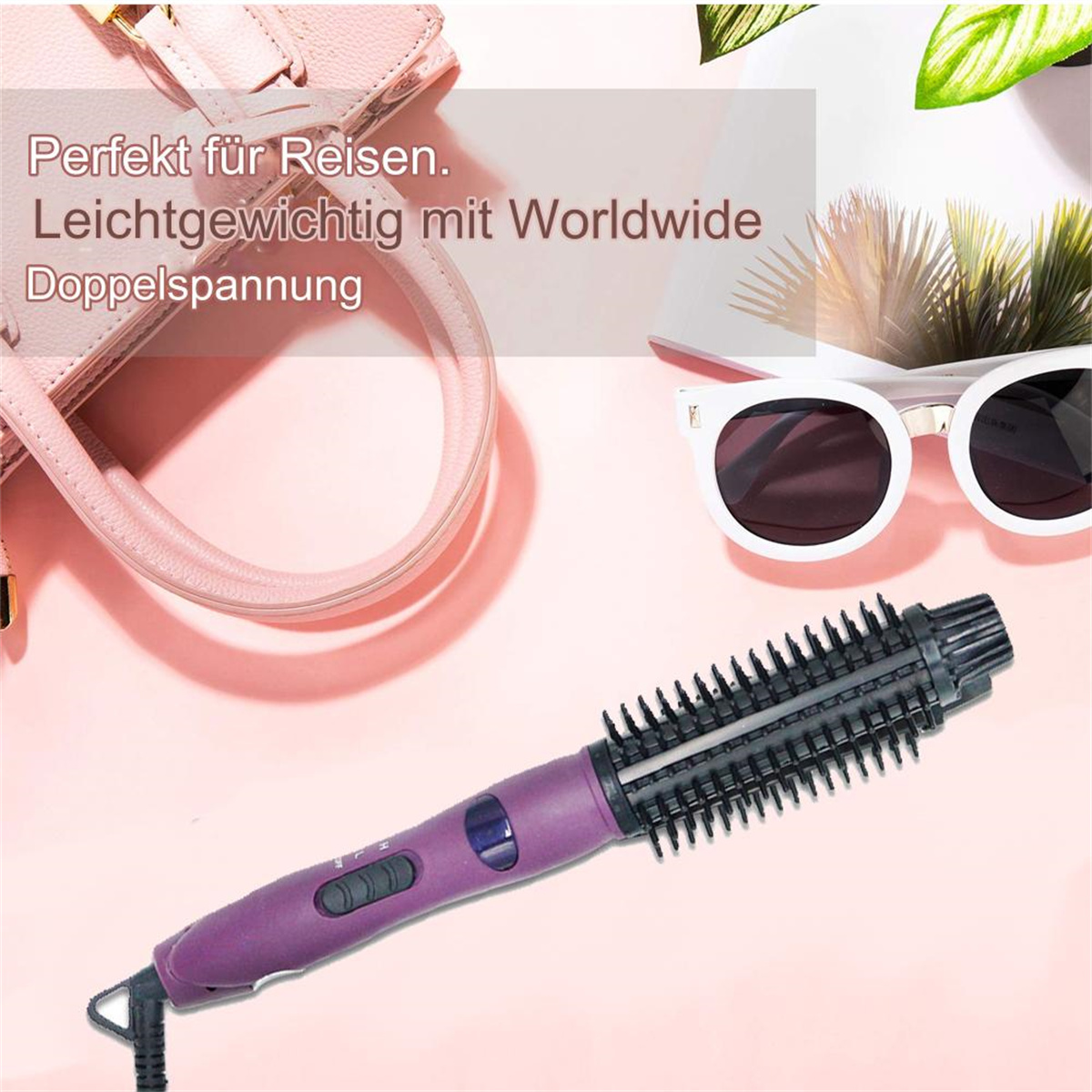 Eine lila Haarstylingbürste mit einer rosa Handtasche und Sonnenbrille auf rosa Oberfläche.