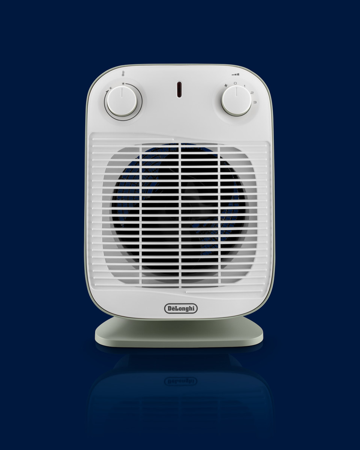 Biały grzejnik elektryczny z dwoma pokrętłami i wentylatorem, na niebieskim tle, z odbiciem.