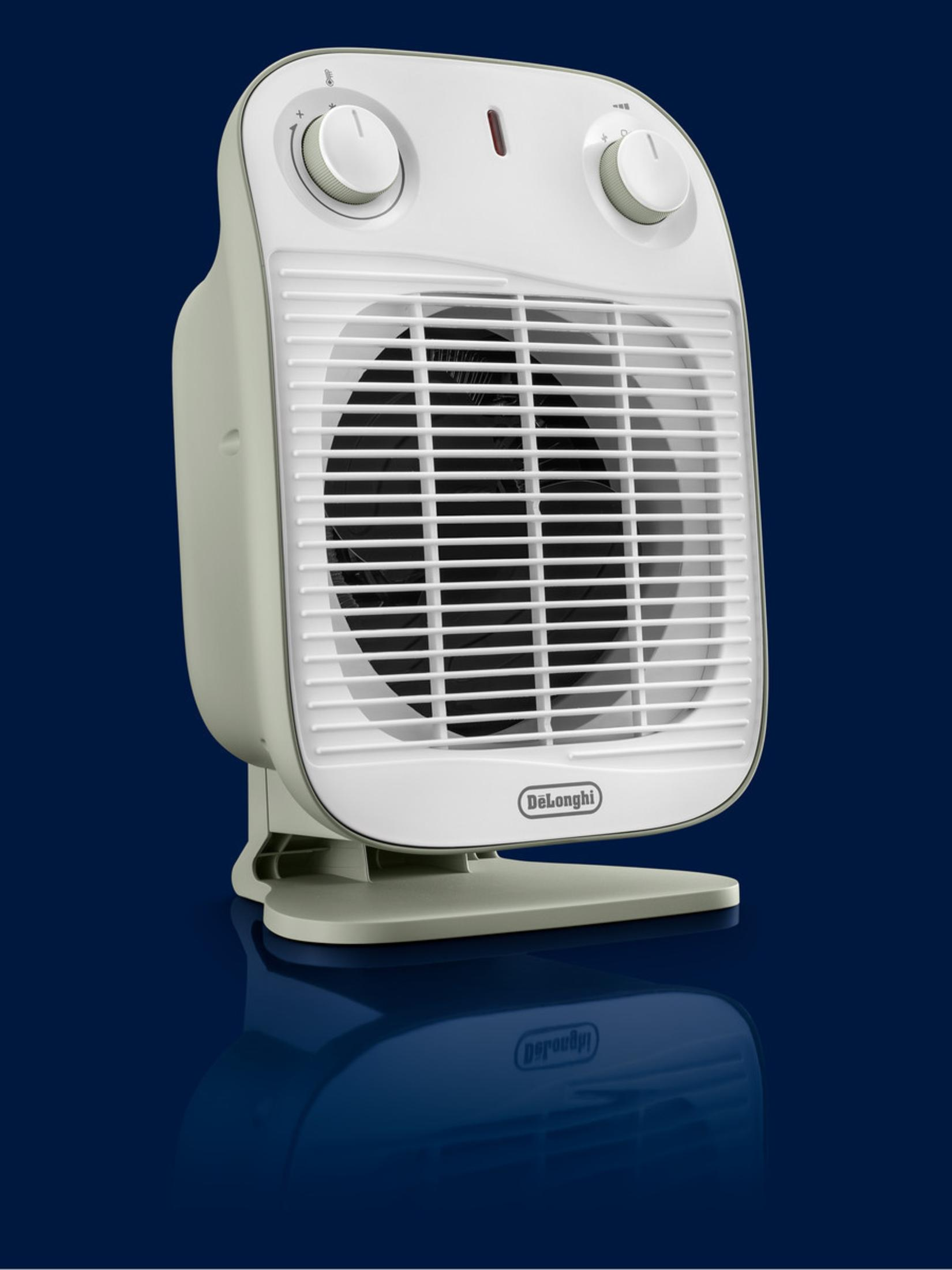 Biały grzejnik DeLonghi, widok pod kątem. Ma pokrętła, kratkę i zakrzywioną podstawę na niebieskim tle.