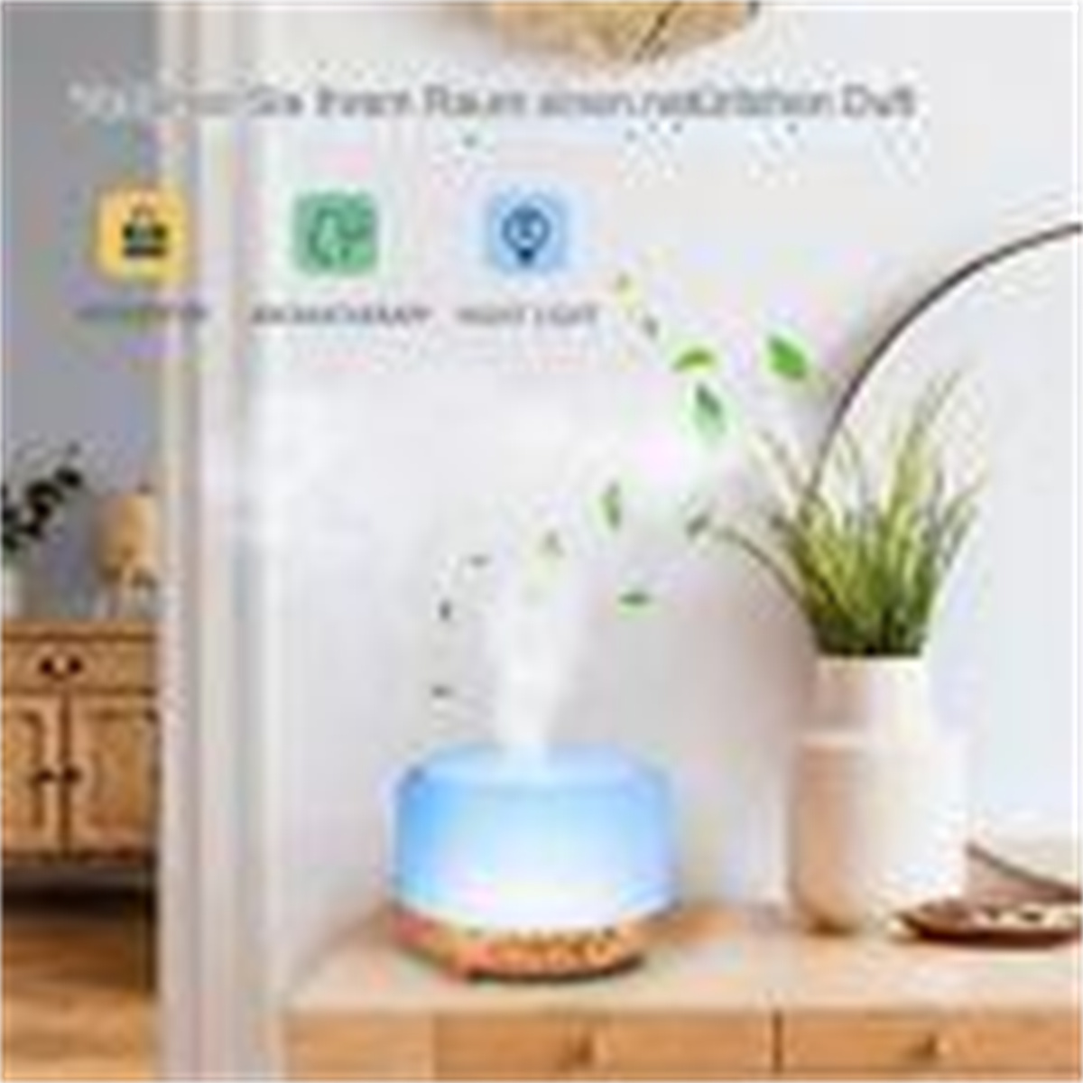 Aromatherapie-Diffusor mit blauem Licht, Holzsockel und Text. Er steht auf einem Tisch neben einer Vase mit Pflanze.