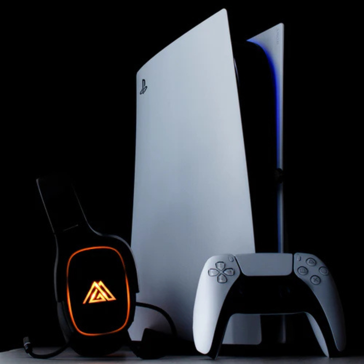 Una console, un controller e un auricolare PlayStation 5 su sfondo scuro.