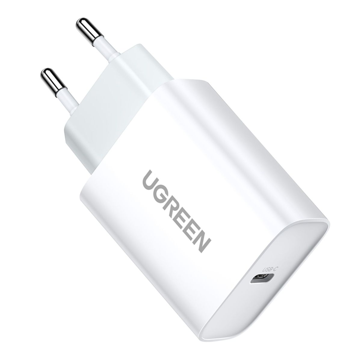 Un cargador USB-C UGREEN blanco con dos clavijas plateadas.