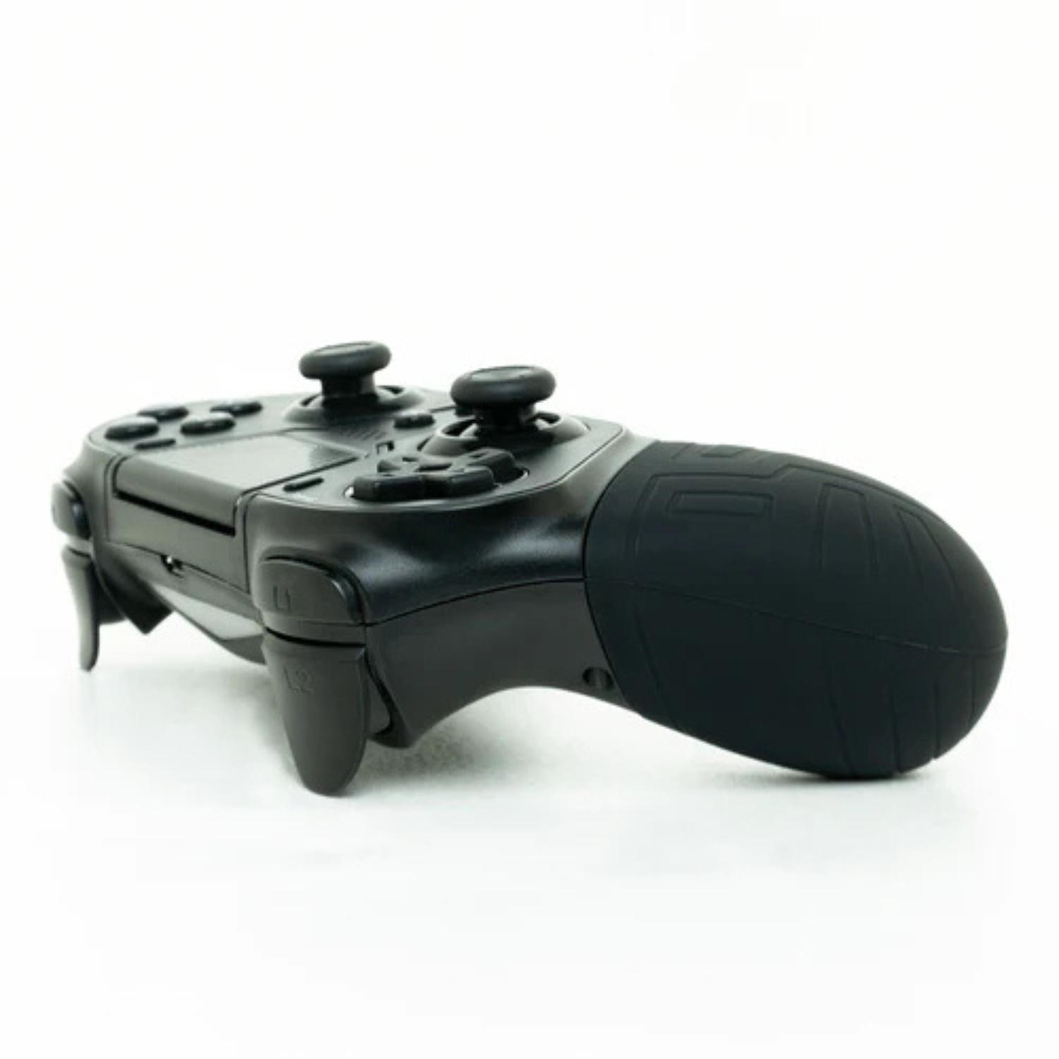 Un controller di gioco nero con due joystick e vari pulsanti, su sfondo bianco.