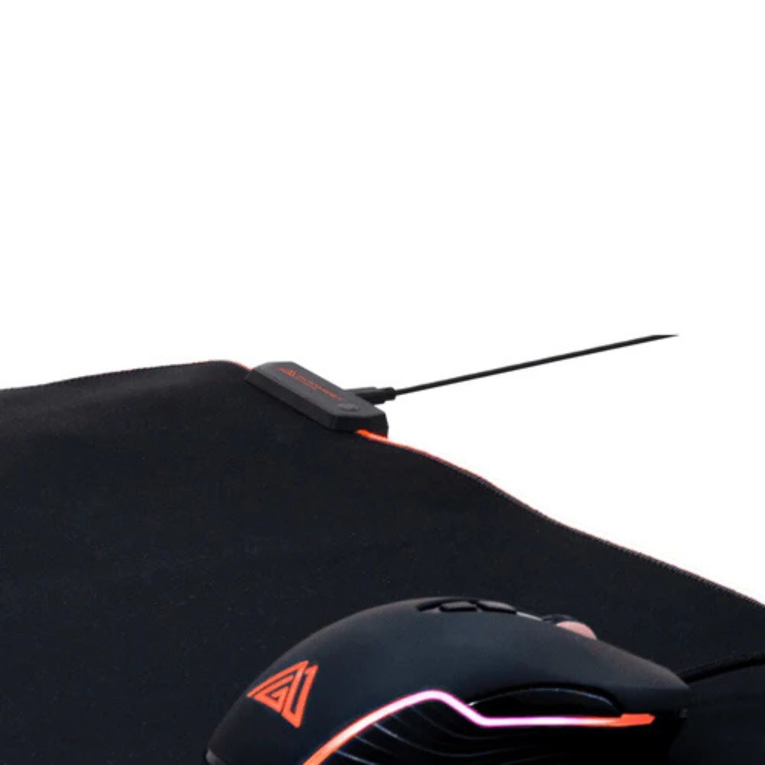 Mouse da gioco nero e tappetino nero con luce arancione. Un cavo nero è collegato.