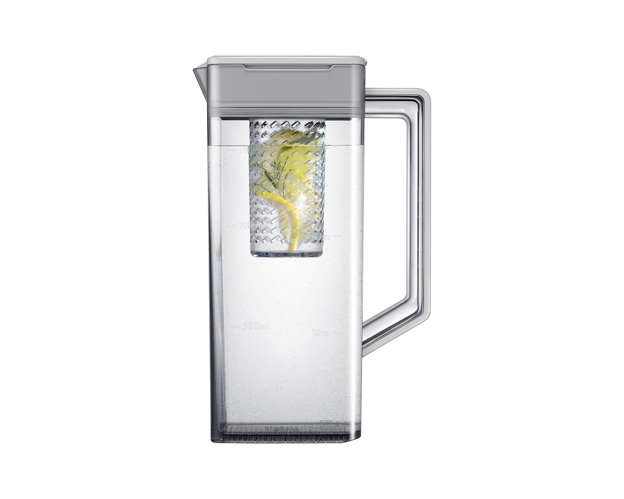 Una caraffa trasparente con manico in acciaio inox e infusore centrale pieno di limoni ed erbe.