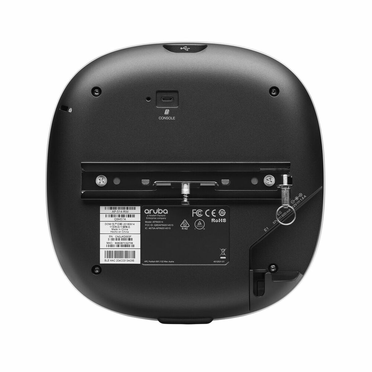 Spód czarnego i szarego urządzenia sieciowego z portami, złączami i etykietami.