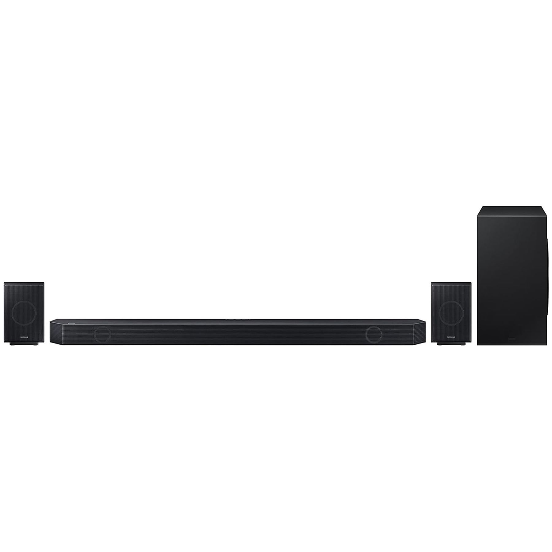Una soundbar nera con due altoparlanti satellitari e un subwoofer su sfondo bianco.