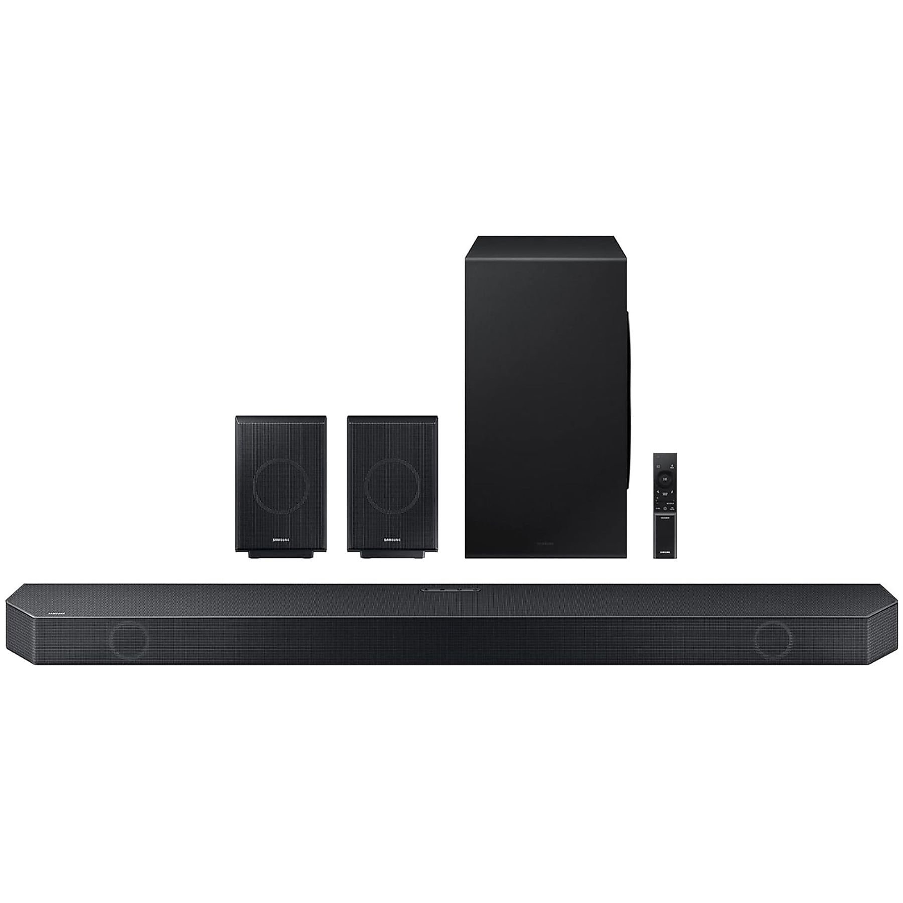 Una soundbar nera, un subwoofer e due altoparlanti satellitari, con un telecomando.