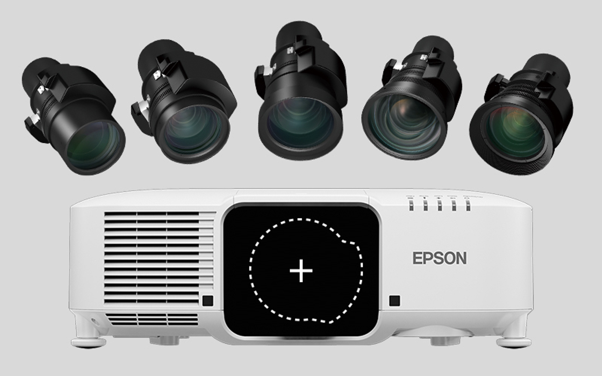 Ein weißer Epson-Projektor mit fünf Linsen darüber. Jede Linse ist schwarz und zum Betrachter geneigt.