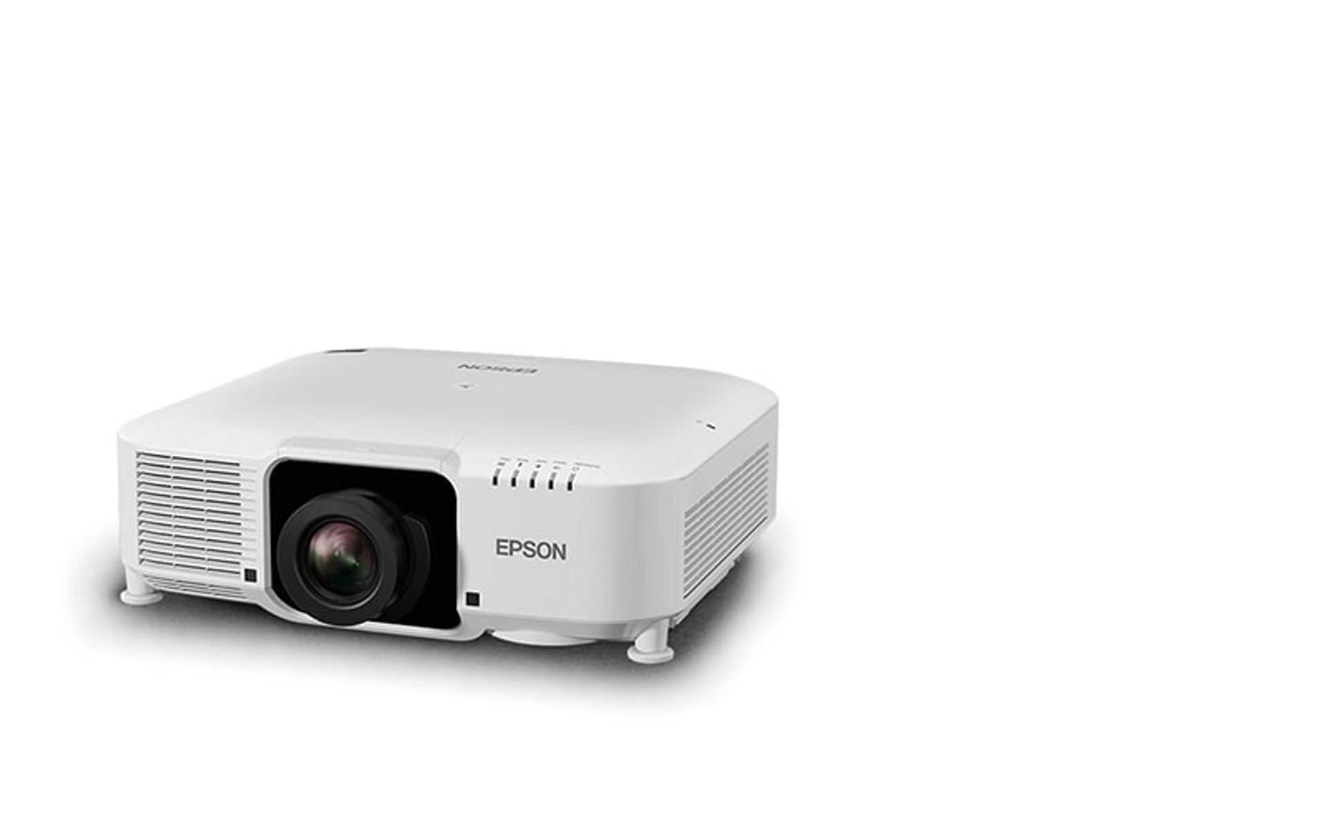 Ein weißer Epson-Projektor auf weißem Untergrund mit schwarzem Objektiv, isoliert auf Weiß.