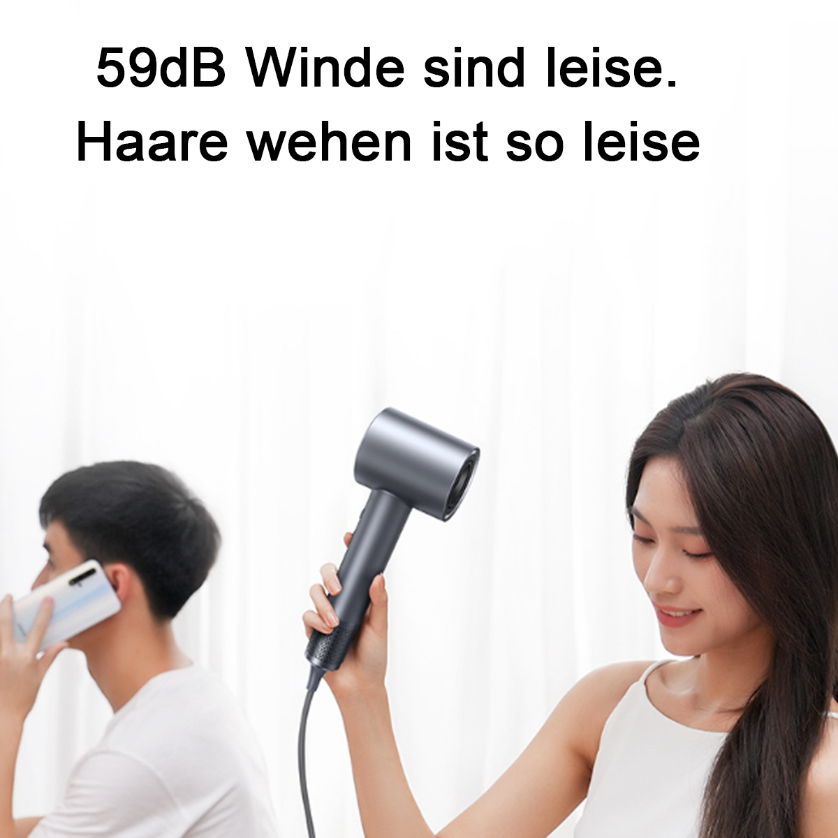 Eine Frau benutzt einen Haartrockner. Ein Mann telefoniert mit seinem Handy.