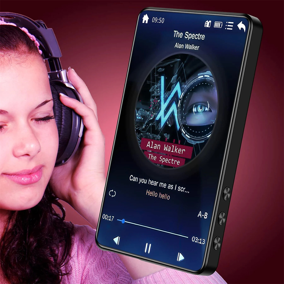 Eine Frau mit Kopfhörern, die auf ein Smartphone mit Musik schaut.