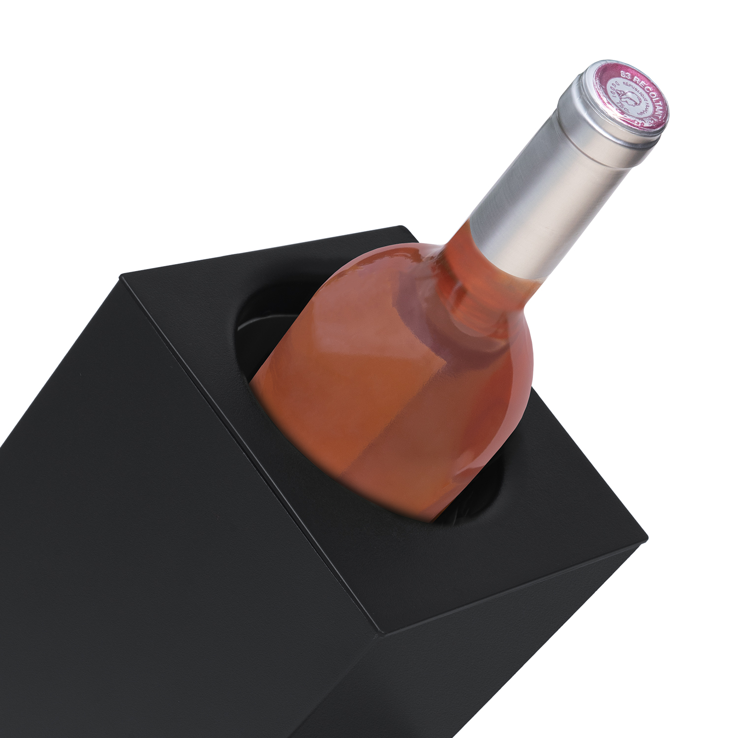 Una bottiglia di vino rosato in un portabottiglie nero angolato. La bottiglia è parzialmente inserita.