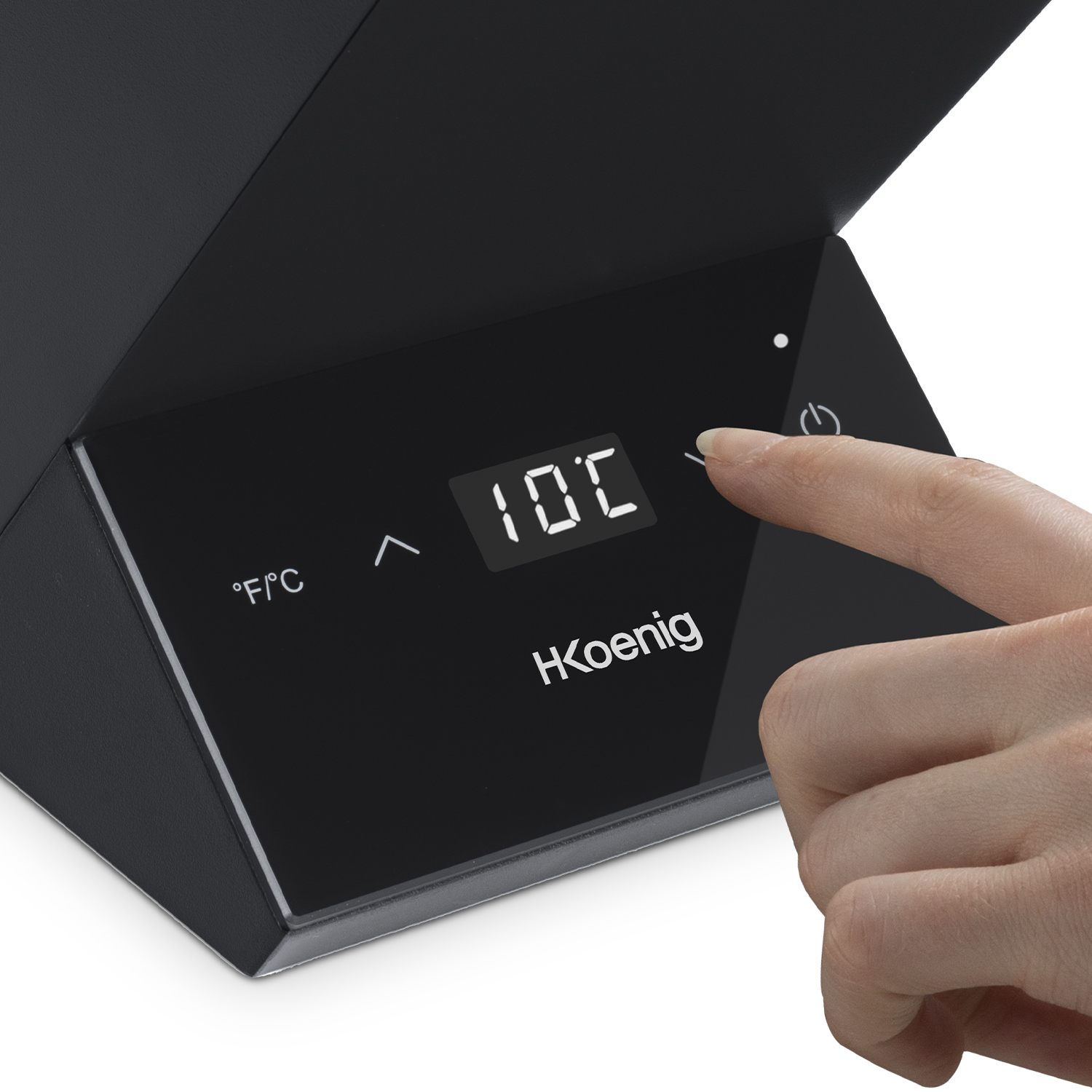 Una mano tocca lo schermo nero di un elettrodomestico che mostra 10.C. Il marchio HKoenig è mostrato sullo schermo.