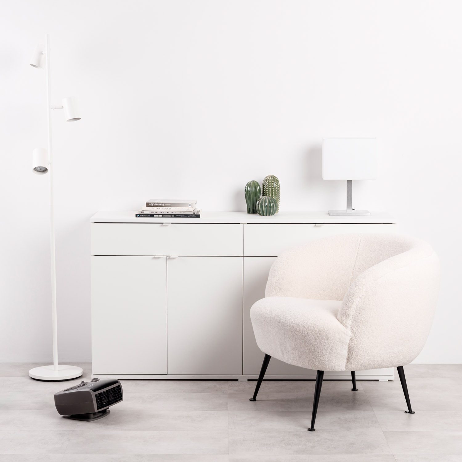 Biały pokój z białymi meblami i elementami dekoracyjnymi.