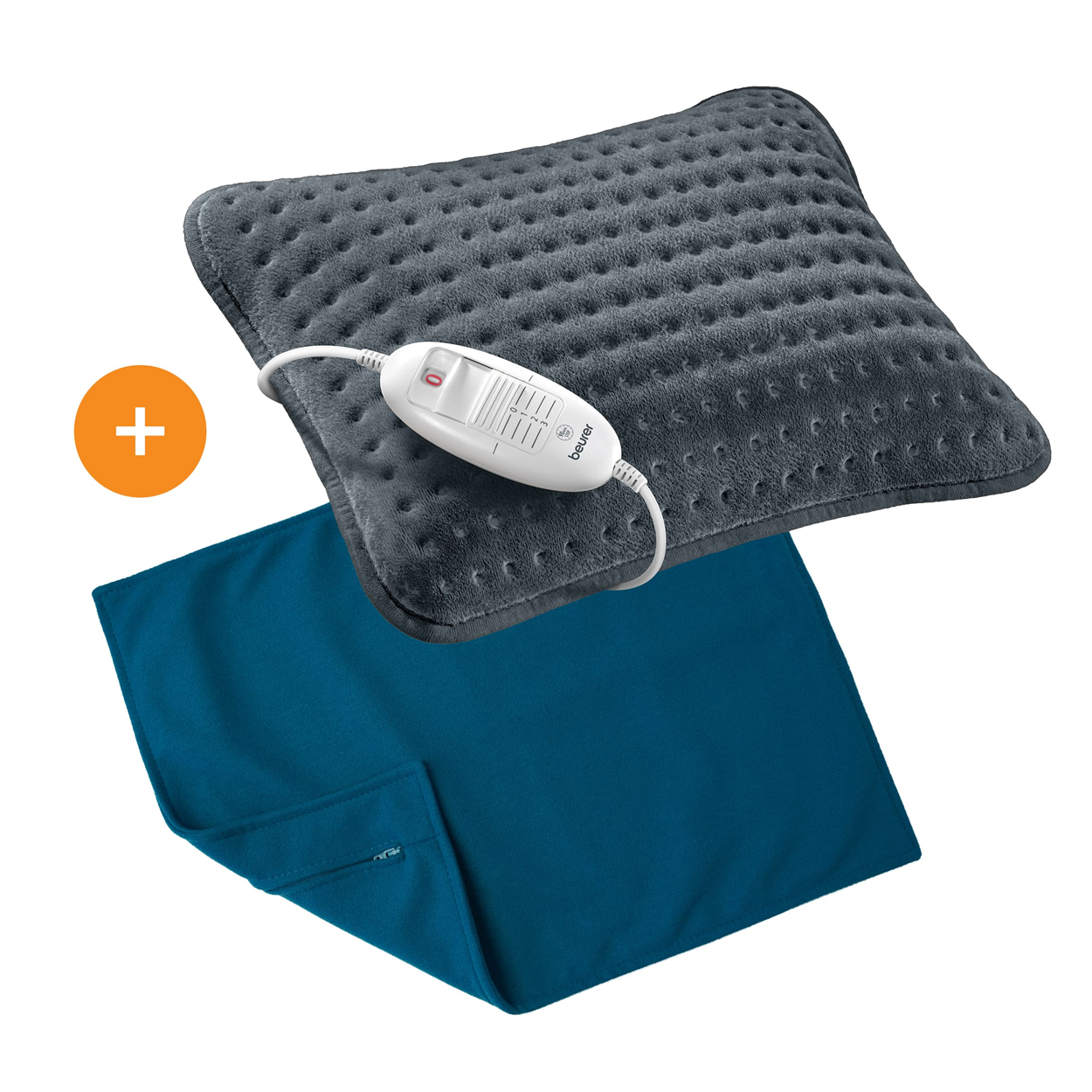 Un termoforo grigio con un controller bianco sopra una coperta blu, entrambi su una superficie bianca.