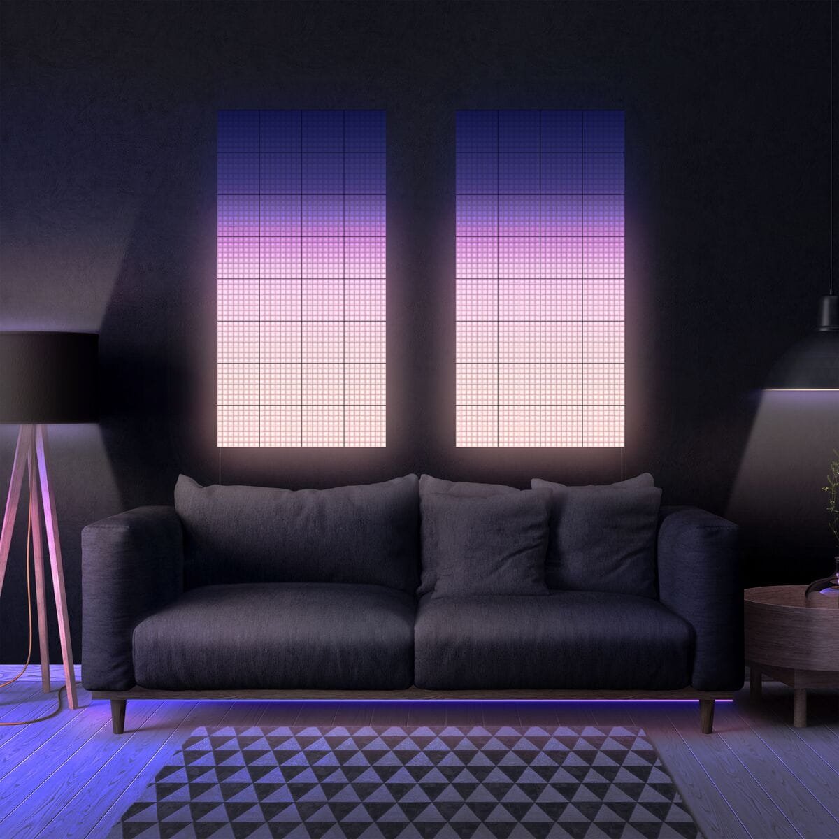 Due pannelli luminosi verticali su una parete scura sopra un divano grigio e un tappeto fantasia. Sfumatura di colori: viola, rosa, bianco.