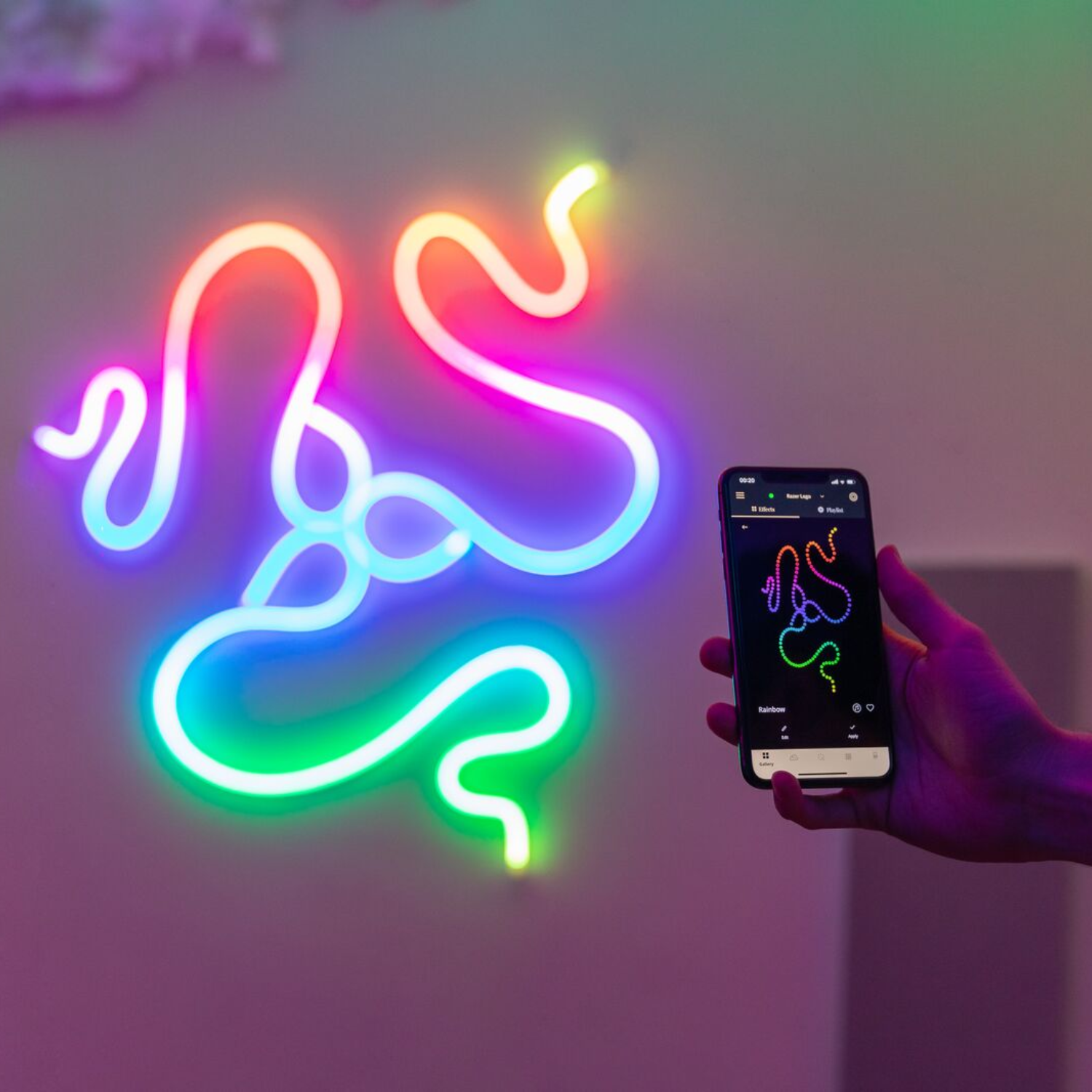 Dłoń trzymająca telefon, kontrolująca kolorowy neon.