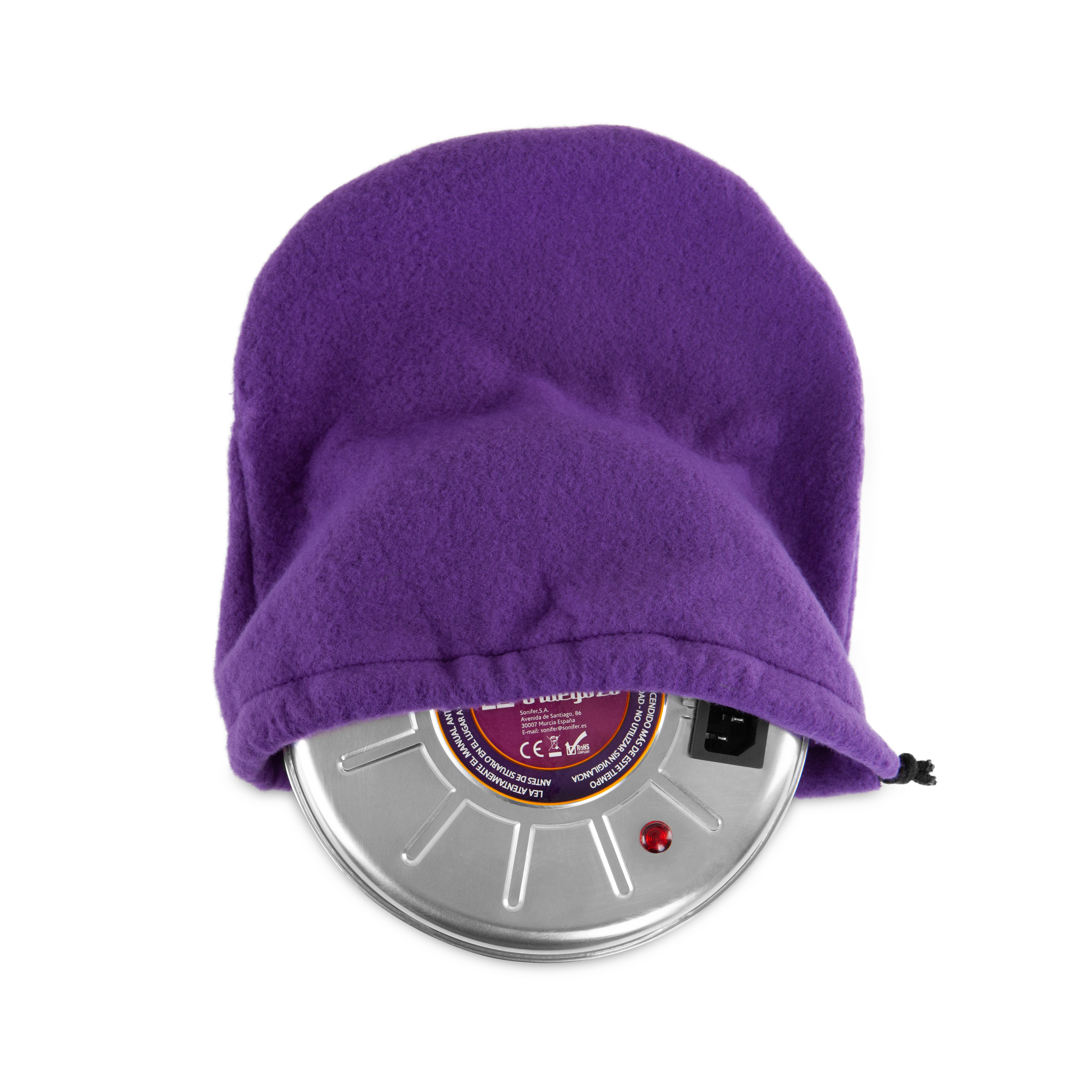 Almohadilla térmica morada en una funda morada, sobre una superficie blanca.