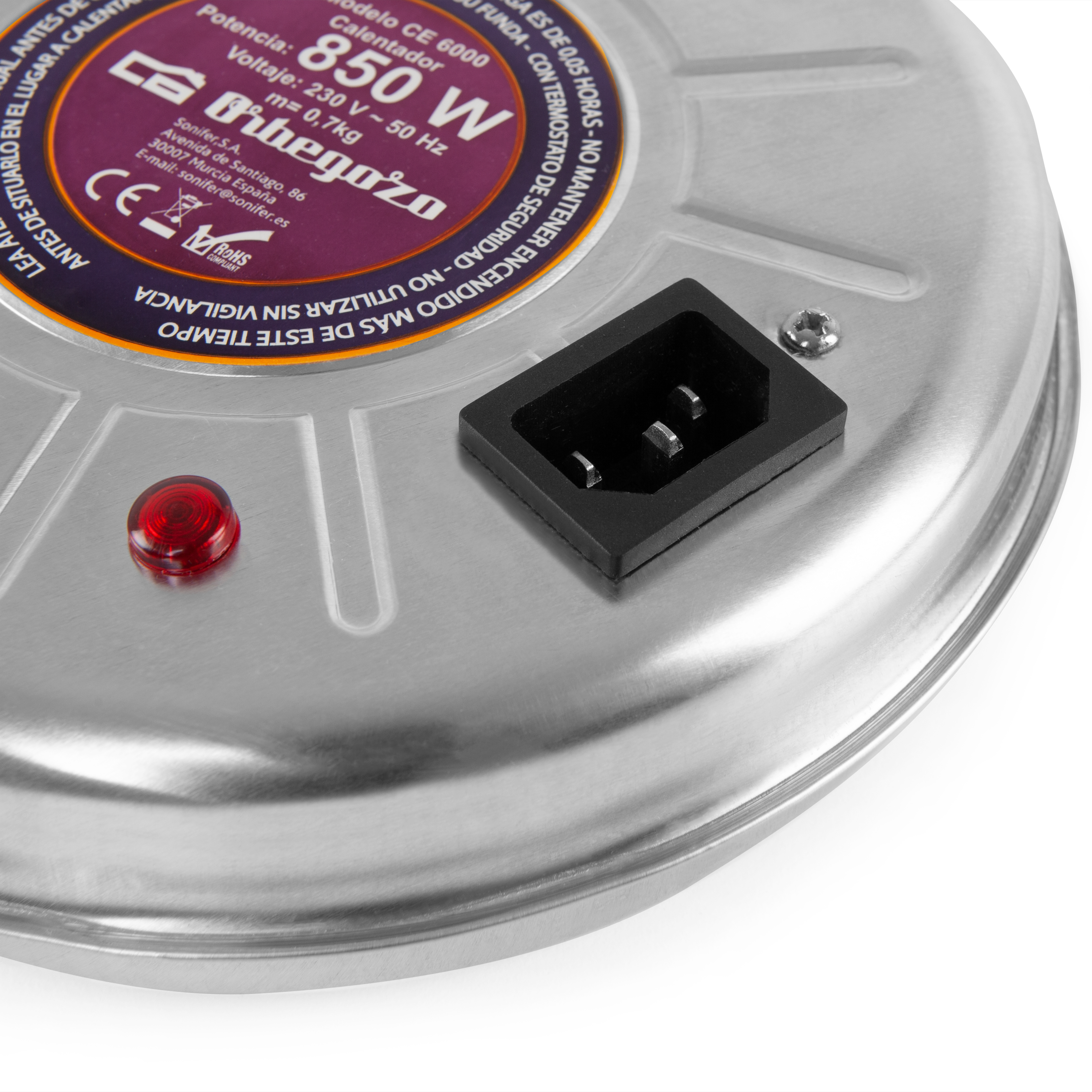 Primer plano de la entrada de alimentación de un calefactor eléctrico. La entrada es negra y plateada.