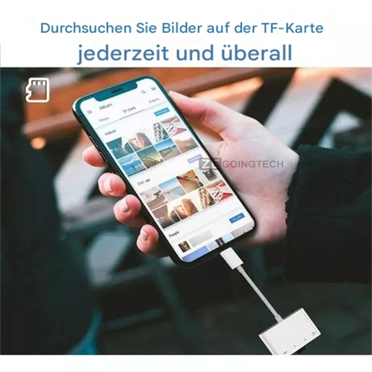 Eine Person hält ein Smartphone, das mit einem weißen Adapter verbunden ist. Das Telefon zeigt Fotos.