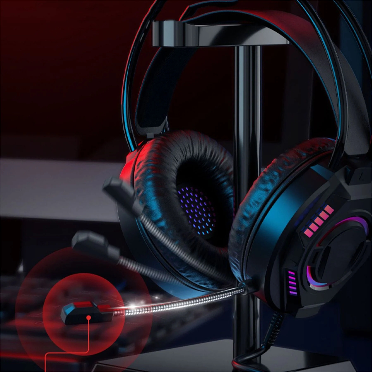 Schwarzes Gaming-Headset auf Ständer. Schwarz und Blau. Rote Beleuchtung am Mikrofon.