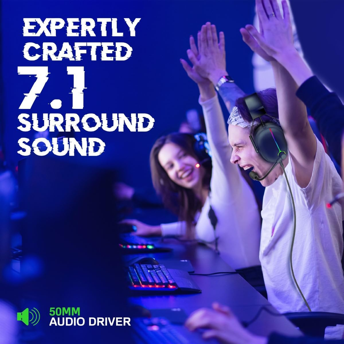 Persone con cuffie festeggiano in una configurazione di gioco. Testo: Audio surround 7.1 e driver audio da 50 mm realizzati da esperti.