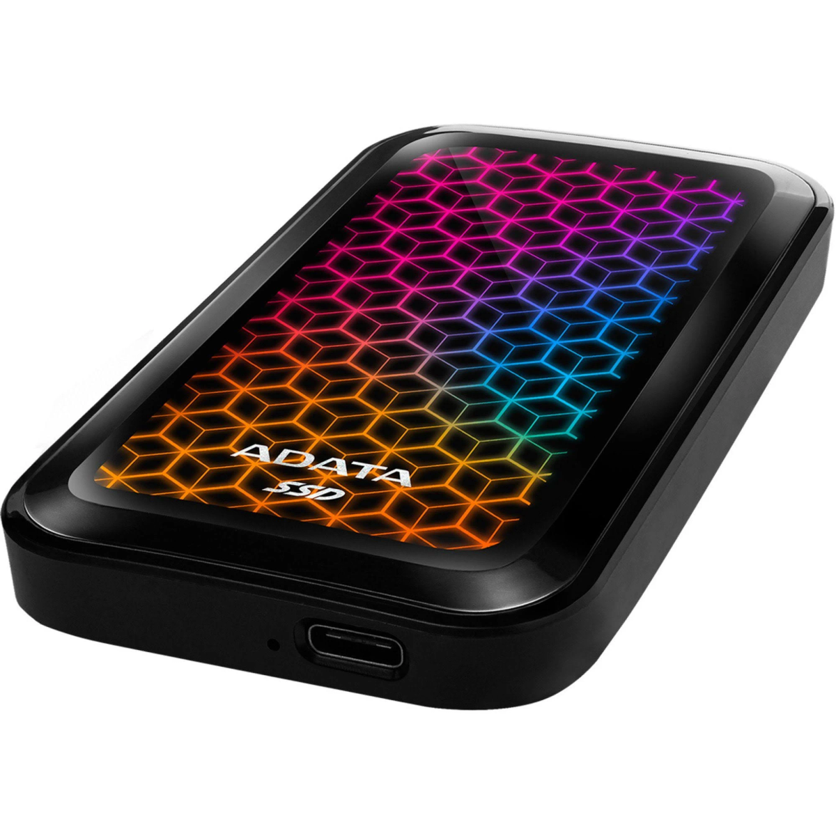 Un SSD ADATA negro con un patrón colorido iluminado, con un puerto USB, sobre un fondo blanco.