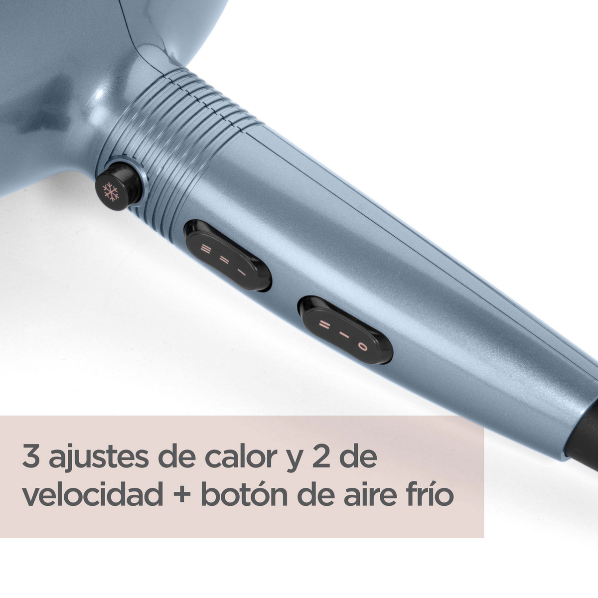 Primo piano di un asciugacapelli blu. Pulsanti: 3 impostazioni di calore, 2 velocità e pulsante aria fredda.